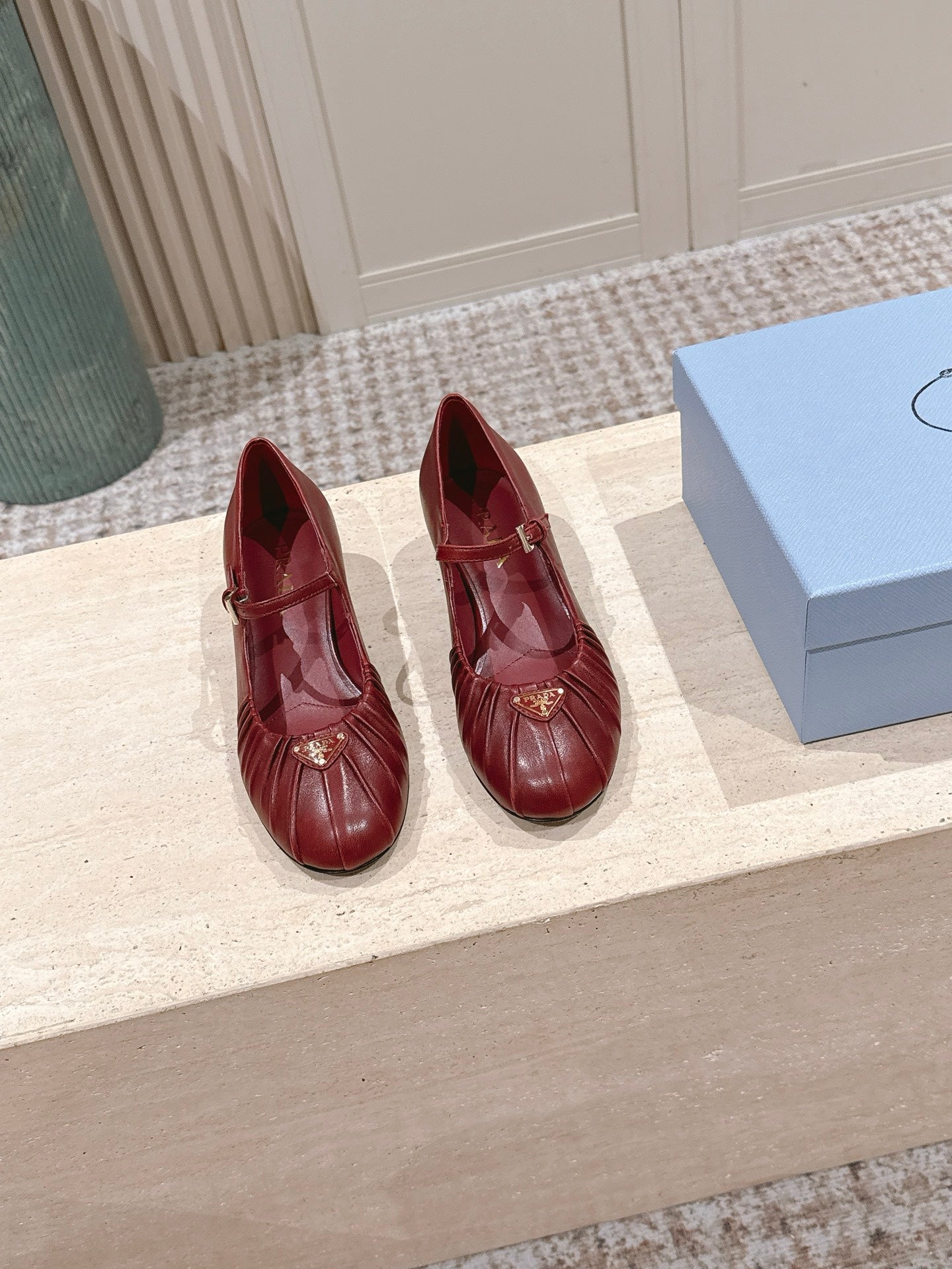 PRADA 26S MARY JANE 40MM З ТЕМНО-ЧЕРВОНОЇ ТЕЛЯЧОЇ ШКІРИ З ЛОГОТИПОМ