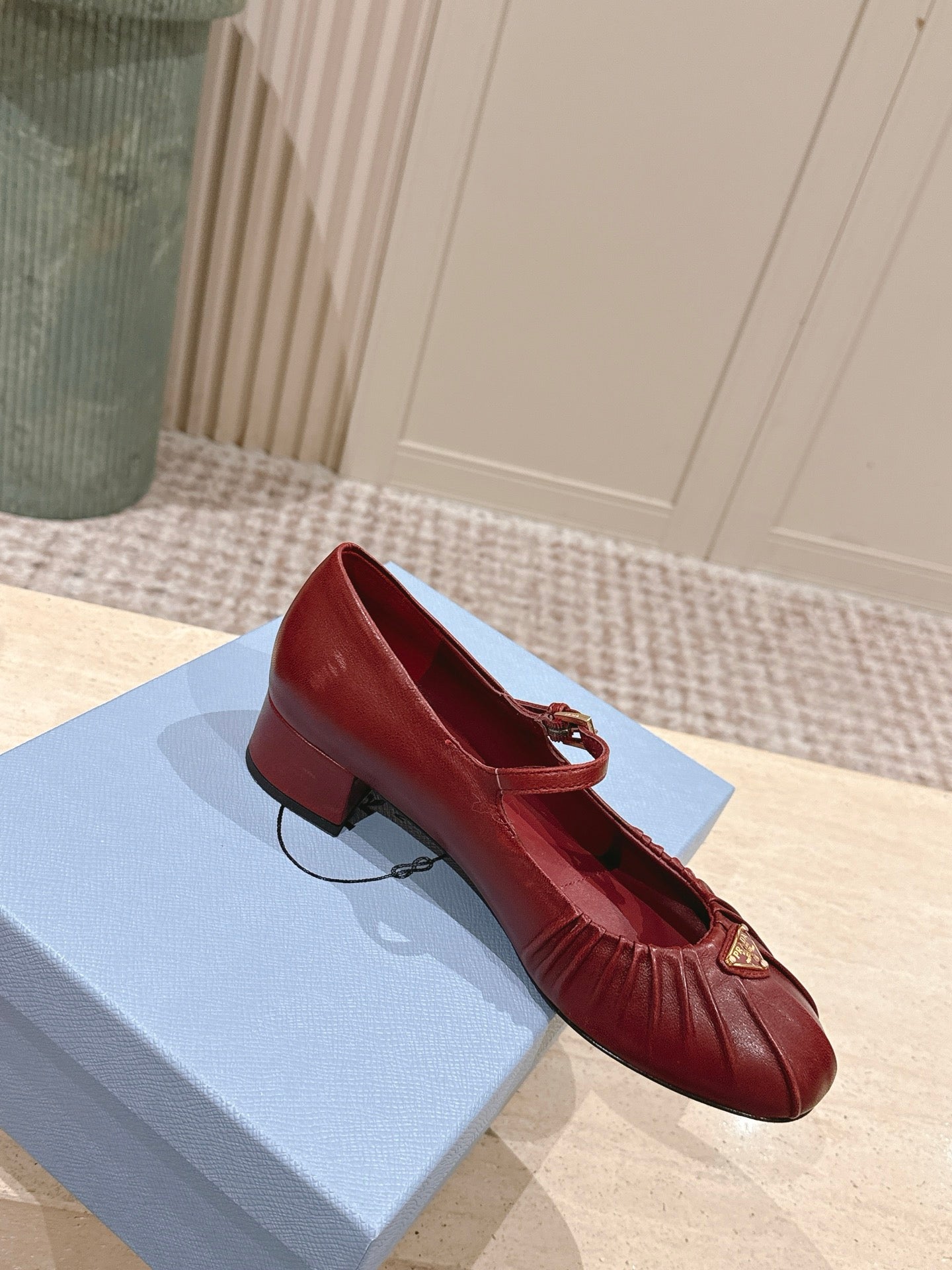 PRADA 26S MARY JANE 40MM З ТЕМНО-ЧЕРВОНОЇ ТЕЛЯЧОЇ ШКІРИ З ЛОГОТИПОМ