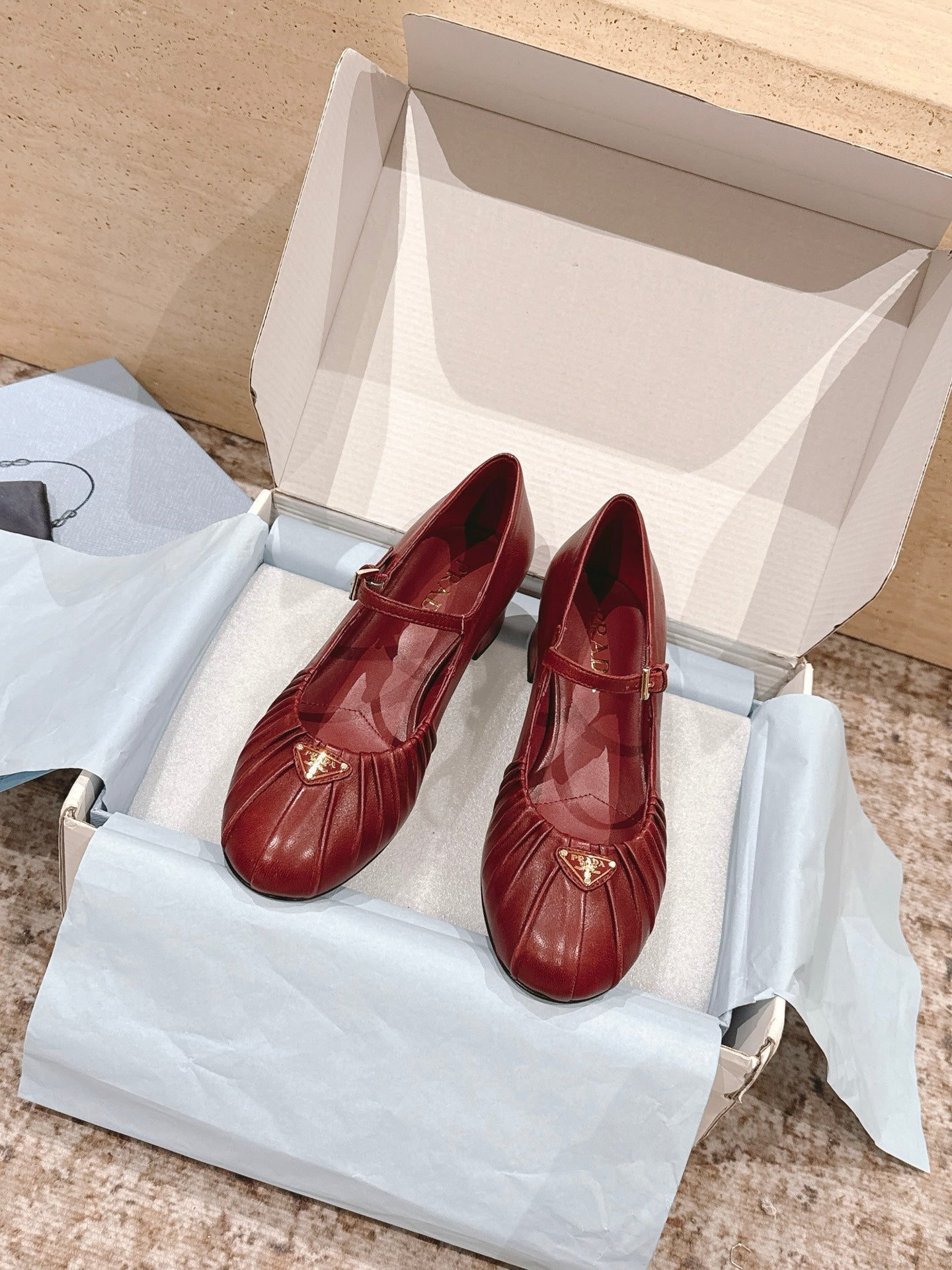 PRADA 26S MARY JANE 40MM З ТЕМНО-ЧЕРВОНОЇ ТЕЛЯЧОЇ ШКІРИ З ЛОГОТИПОМ