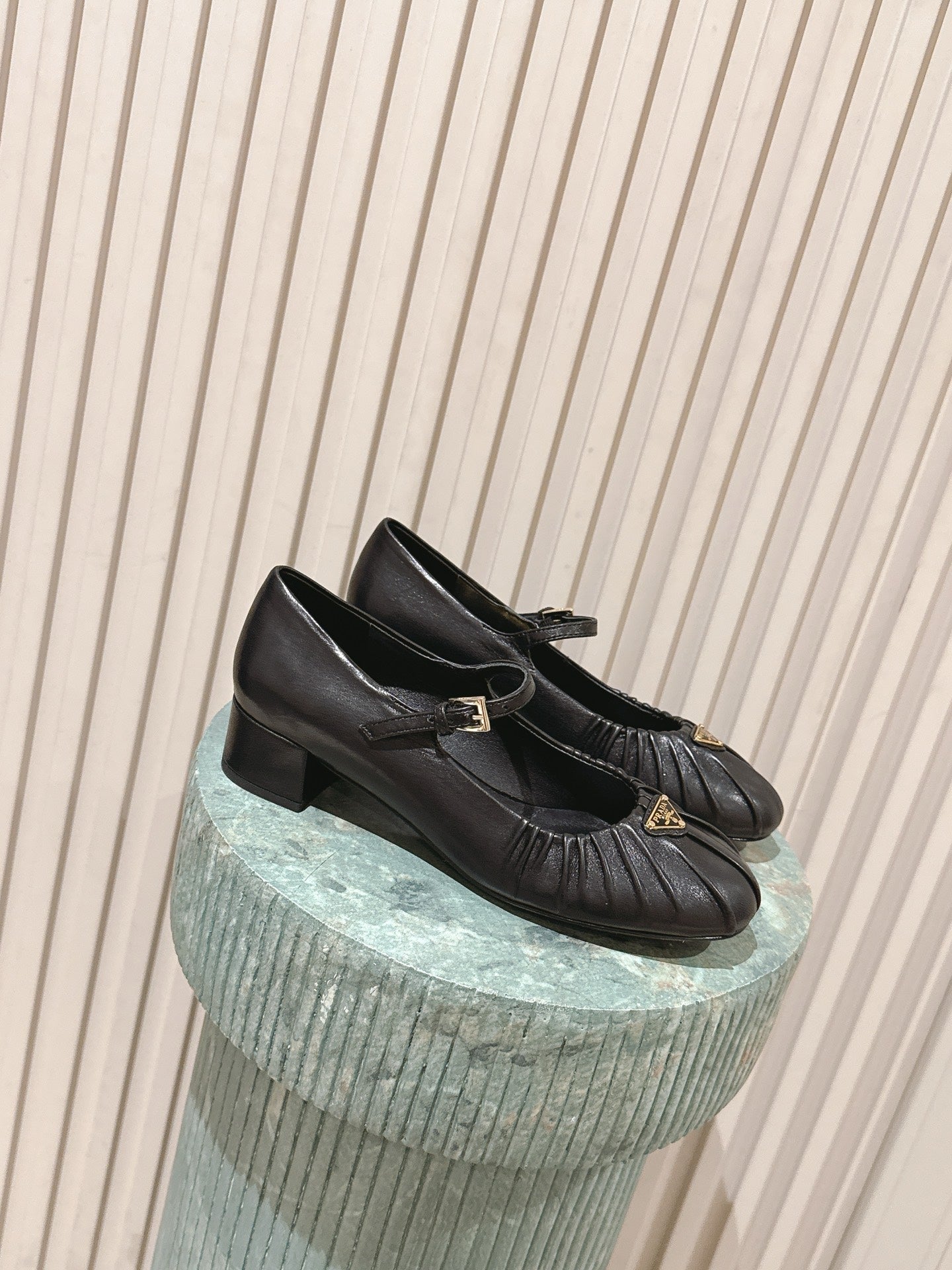 PRADA 26S MARY JANE 40MM З ЧОРНОЇ ТЕЛЯЧОЇ ШКІРИ З ЛОГОТИПОМ