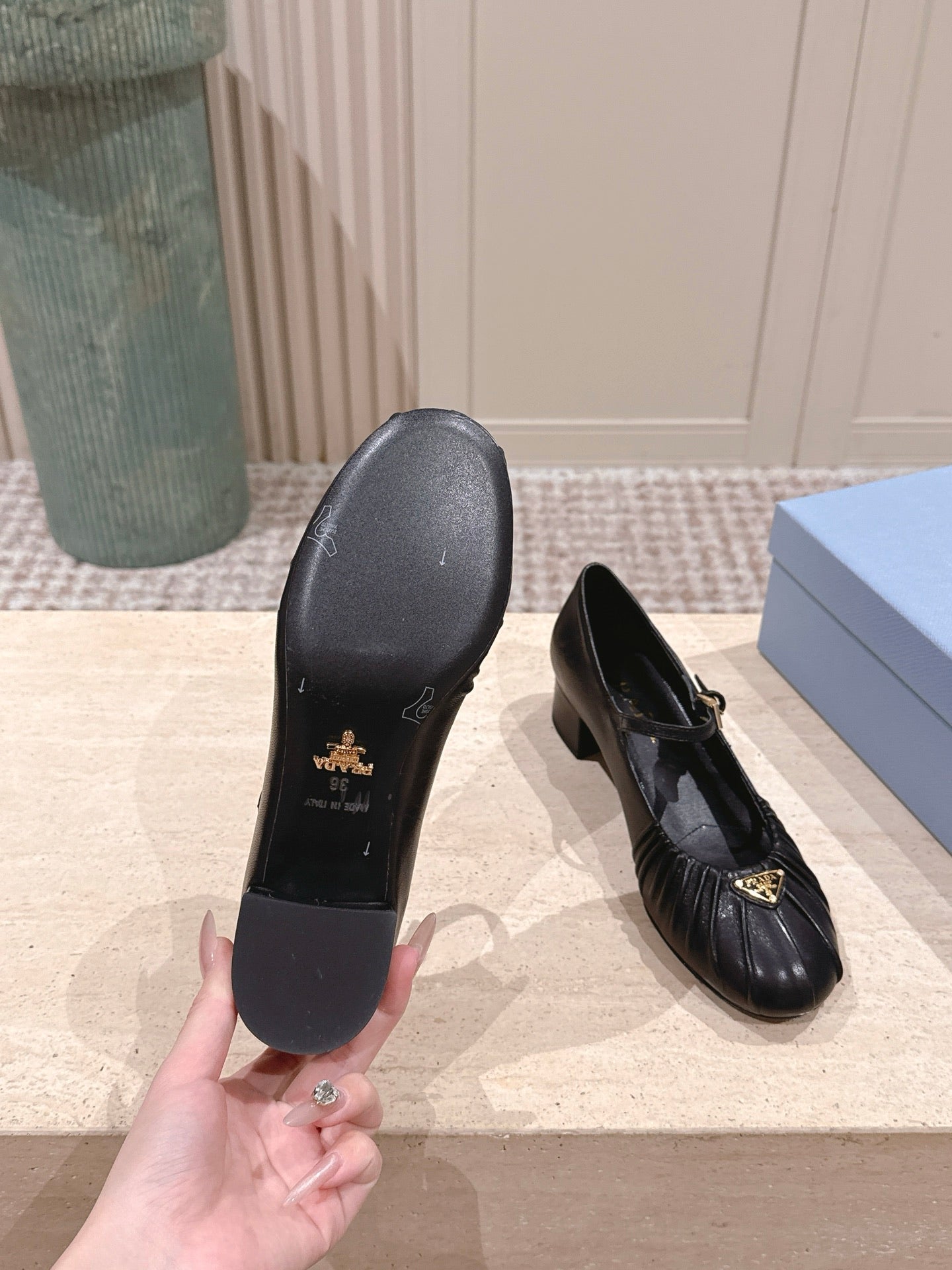 PRADA 26S MARY JANE 40MM З ЧОРНОЇ ТЕЛЯЧОЇ ШКІРИ З ЛОГОТИПОМ