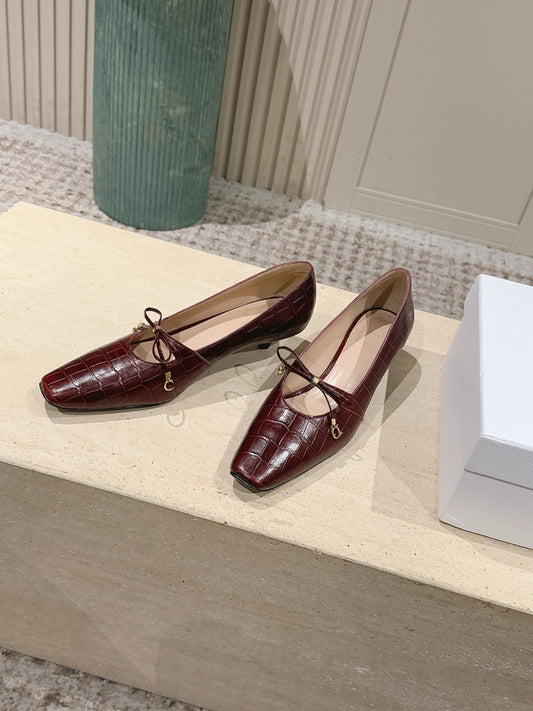 DIOR 26S ТУФЛІ МЕРІ ДЖЕЙН НА ПІДБОРАХ «КІТТЕН» 40 ММ З ТЕМНО-ЧЕРВОНОЇ ТЕЛЯЧОЇ ШКІРИ ІЗ ТИСНЕННЯМ ПІД КРОКОДИЛА