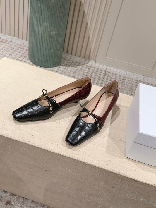 DIOR 26S MARY JANE 40 ММ НА НИЗЬКИХ ПІДБОРАХ З ТИСНЕНОЇ ПІД КРОКОДИЛА ТЕЛЯЧОЇ ШКІРИ ЧОРНОГО ТА ЧЕРВОНОГО КОЛЬОРІВ