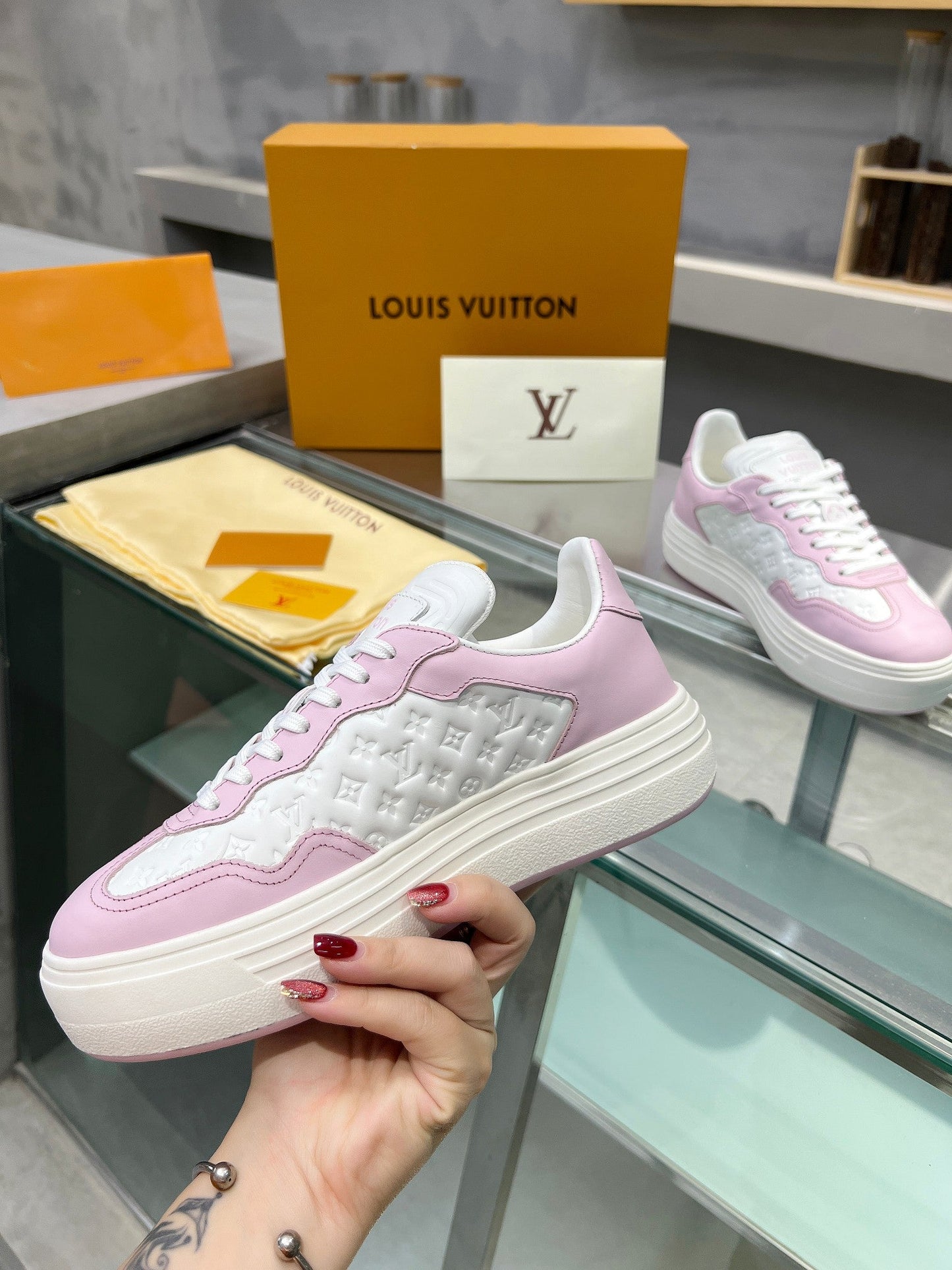 LV WOMEN GROOVY PLATFORM IN WHITE MIX LIGHT PINK EMBOSSED CALFSKIN - 35