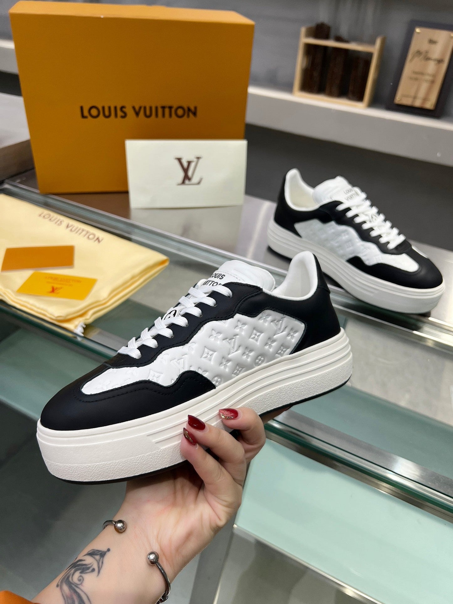 LV WOMEN GROOVY PLATFORM IN WHITE MIX BLACK EMBOSSED CALFSKIN - 35