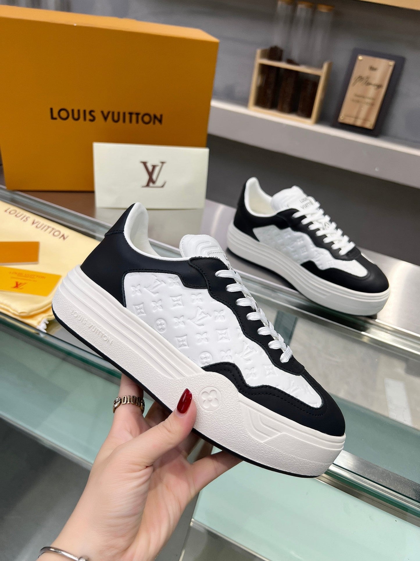 LV WOMEN GROOVY PLATFORM IN WHITE MIX BLACK EMBOSSED CALFSKIN - 35