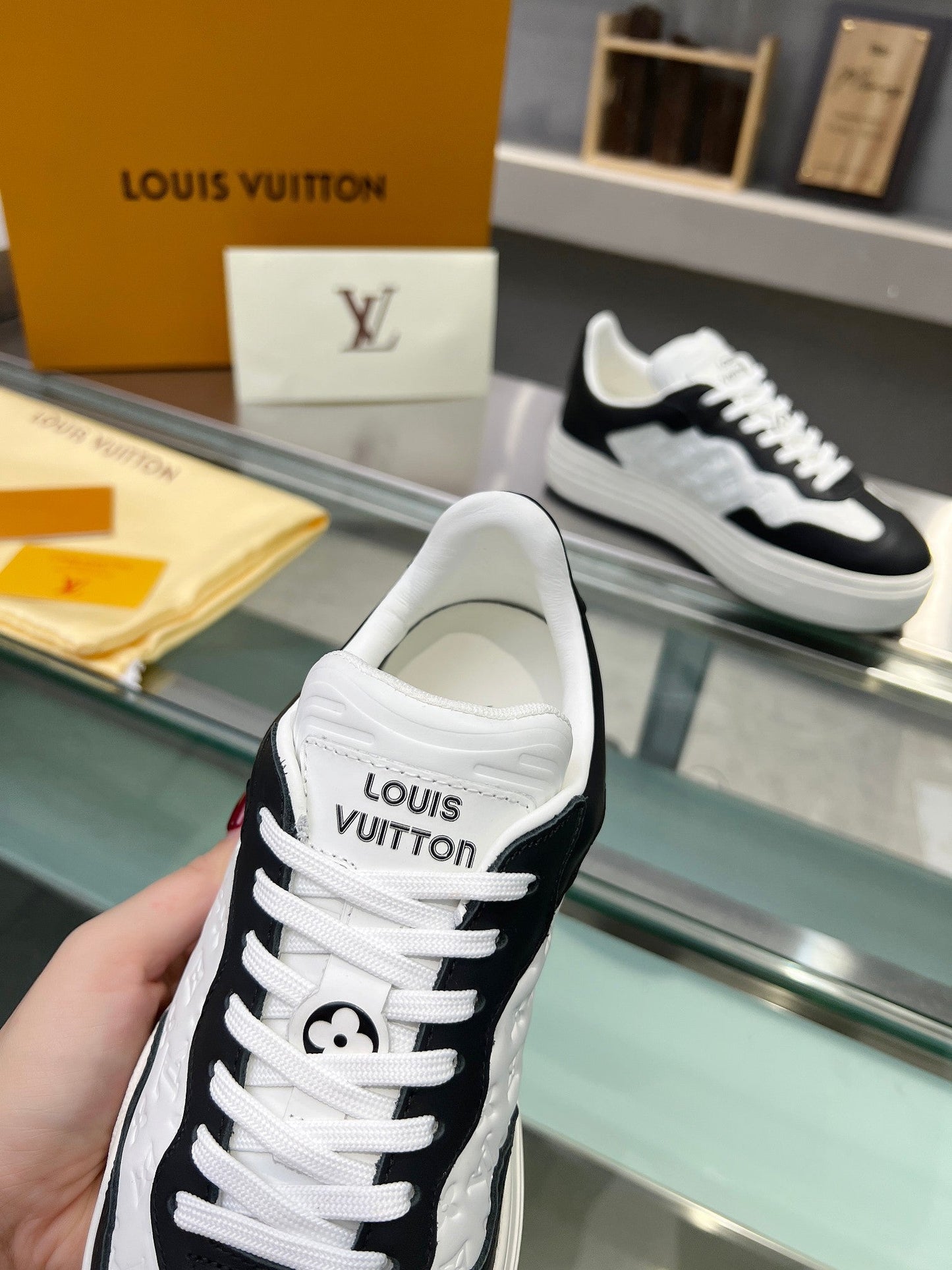 LV WOMEN GROOVY PLATFORM IN WHITE MIX BLACK EMBOSSED CALFSKIN - 35