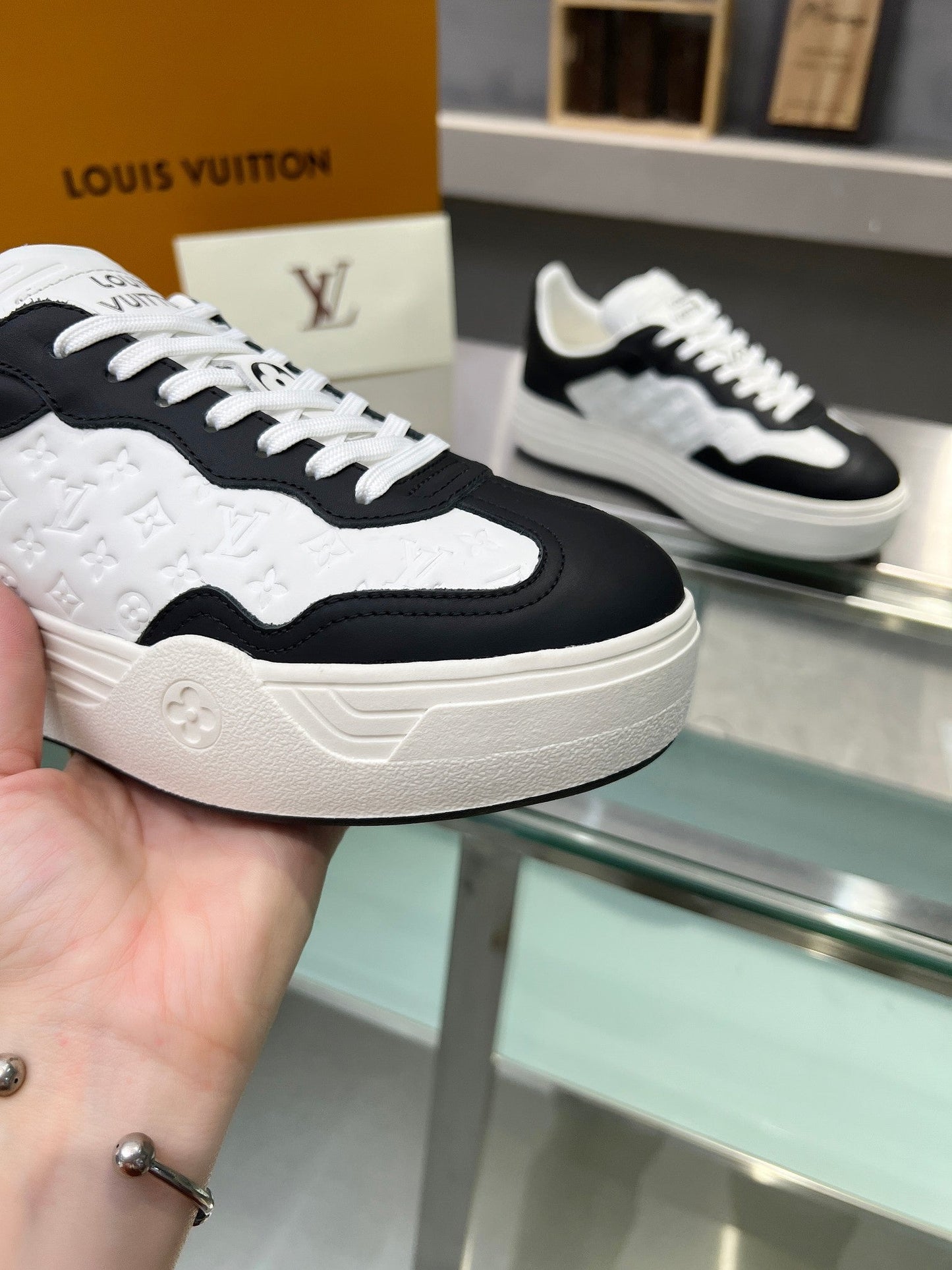 LV WOMEN GROOVY PLATFORM IN WHITE MIX BLACK EMBOSSED CALFSKIN - 35