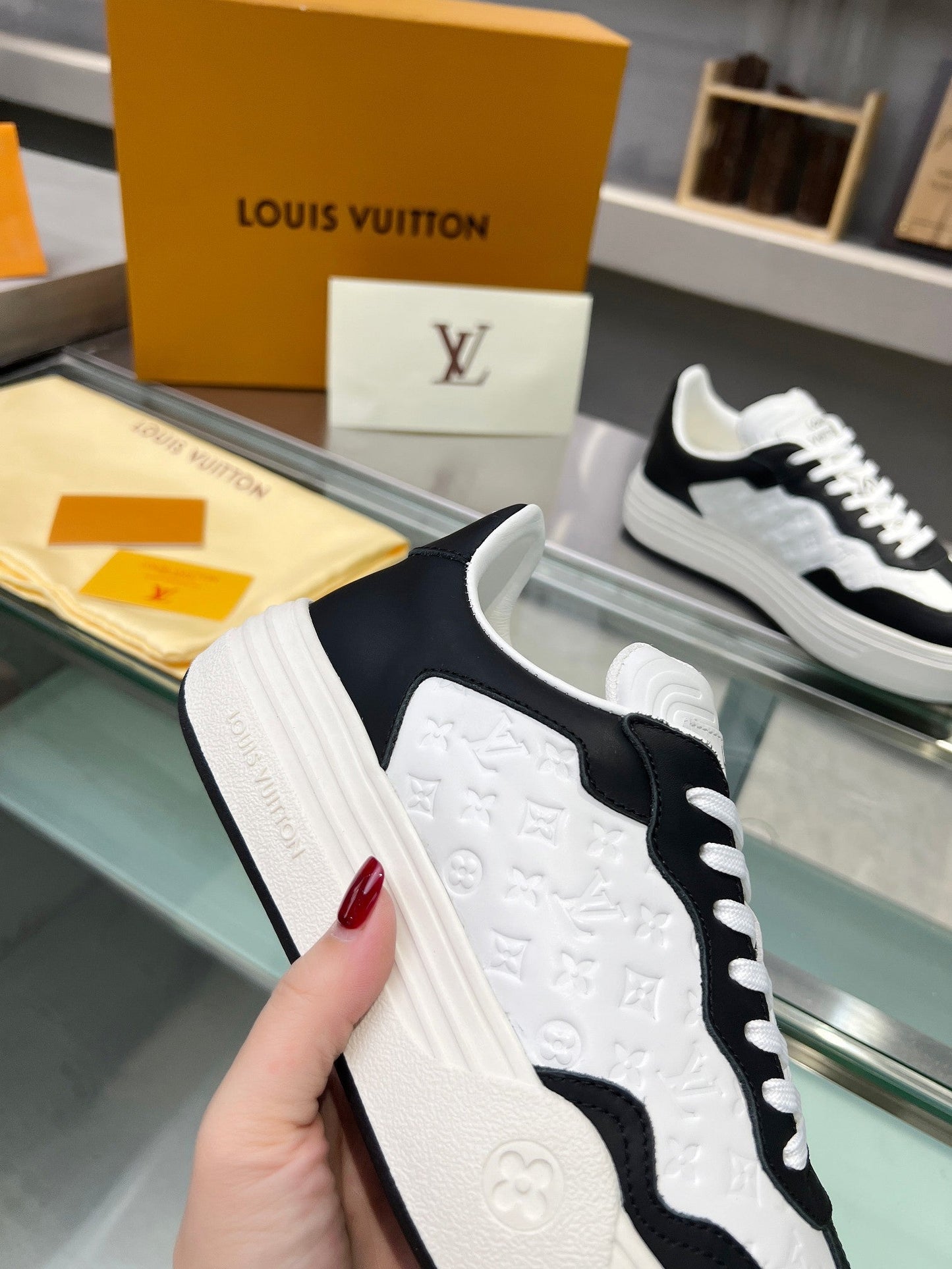 LV WOMEN GROOVY PLATFORM IN WHITE MIX BLACK EMBOSSED CALFSKIN - 35