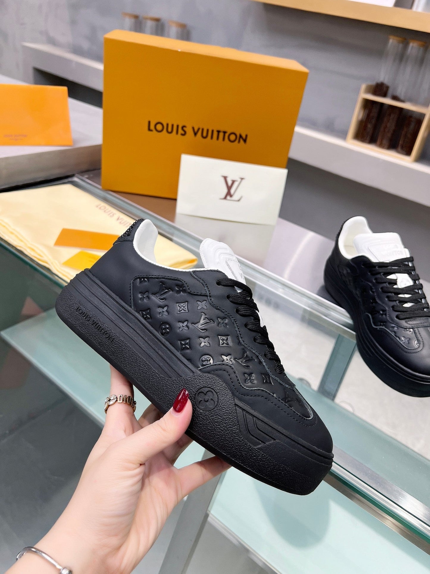 LV WOMEN GROOVY PLATFORM IN BLACK EMBOSSED CALFSKIN - 35