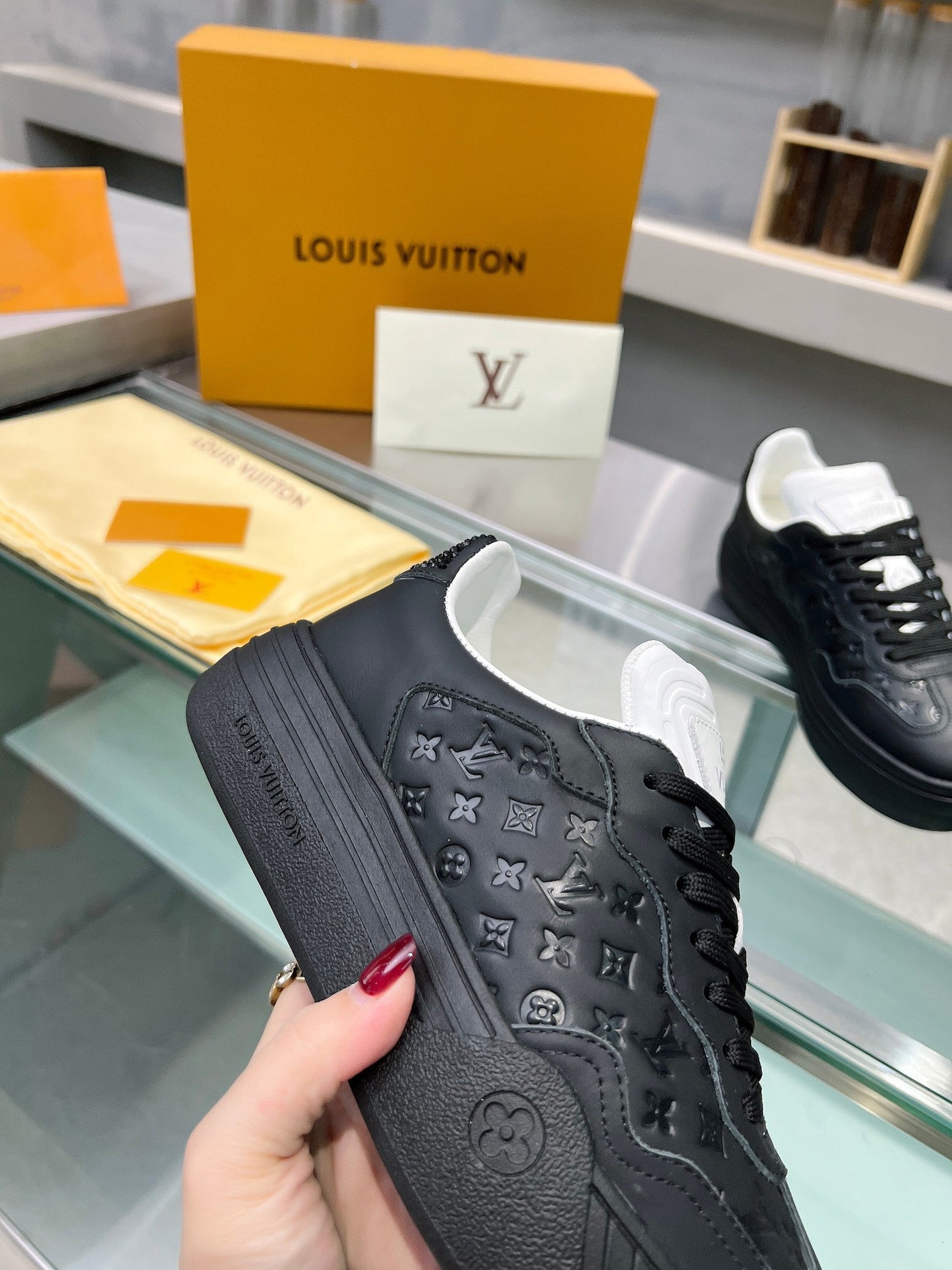 LV WOMEN GROOVY PLATFORM IN BLACK EMBOSSED CALFSKIN - 35