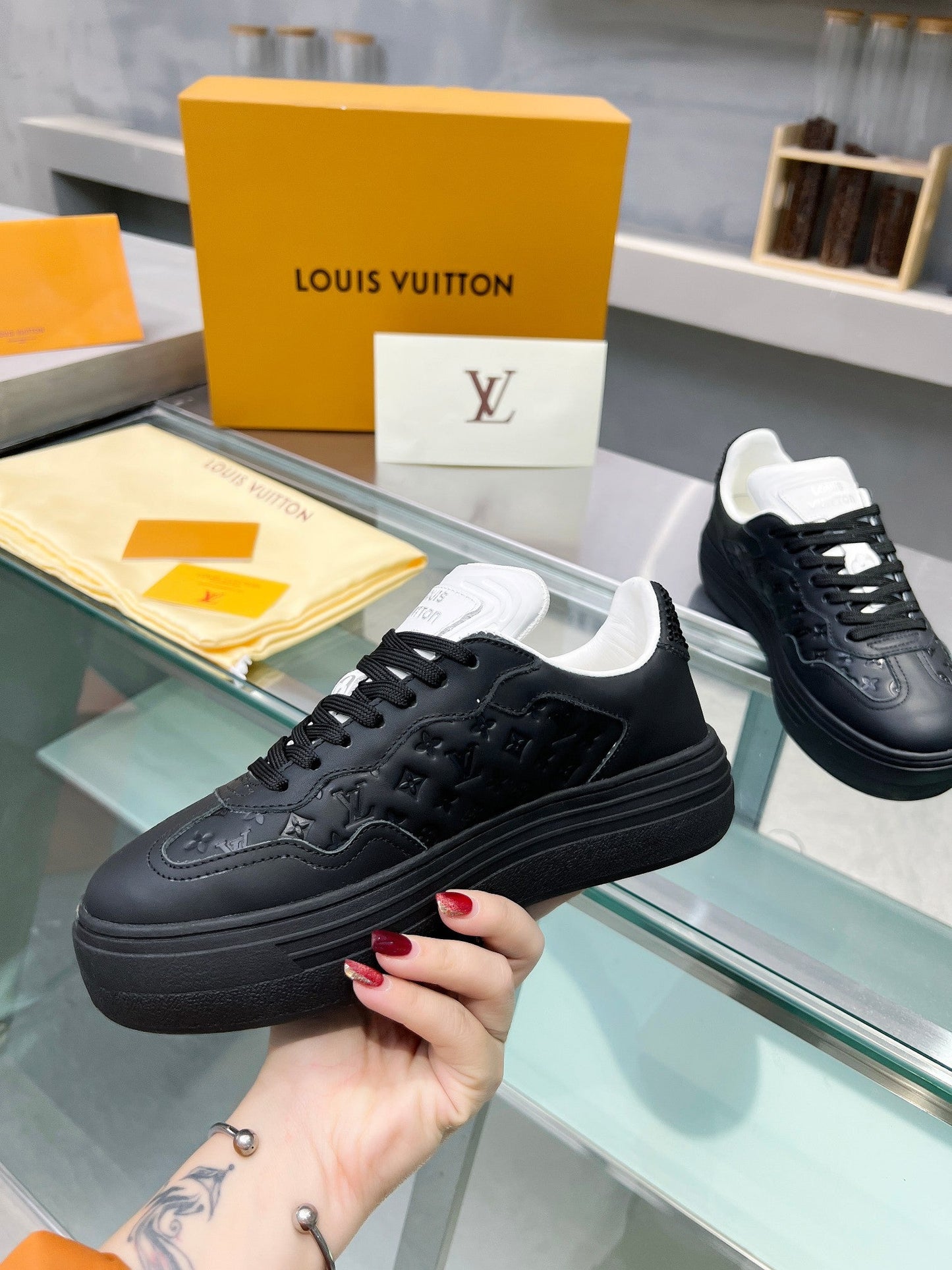 LV WOMEN GROOVY PLATFORM IN BLACK EMBOSSED CALFSKIN - 35