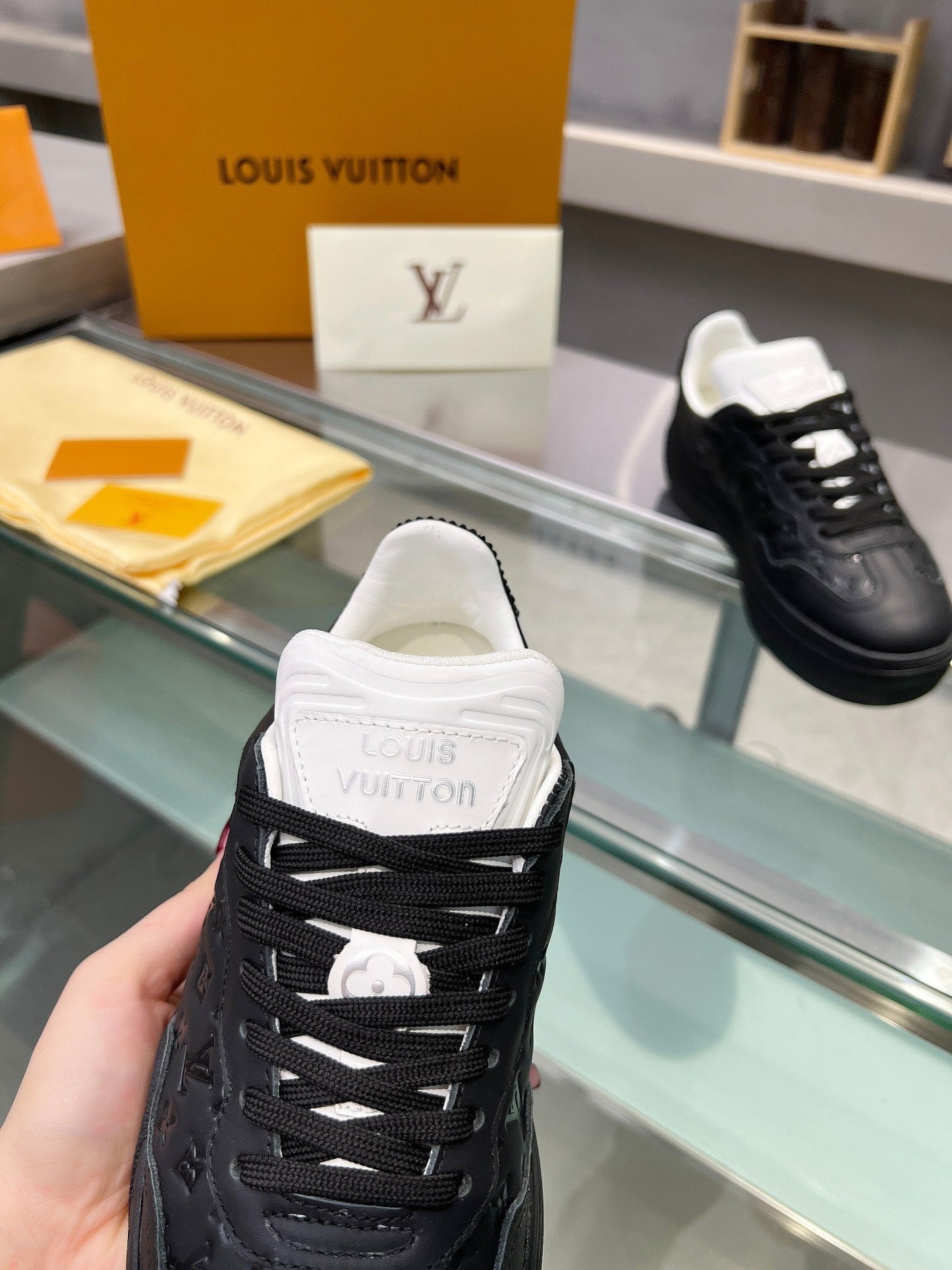 LV WOMEN GROOVY PLATFORM IN BLACK EMBOSSED CALFSKIN - 35