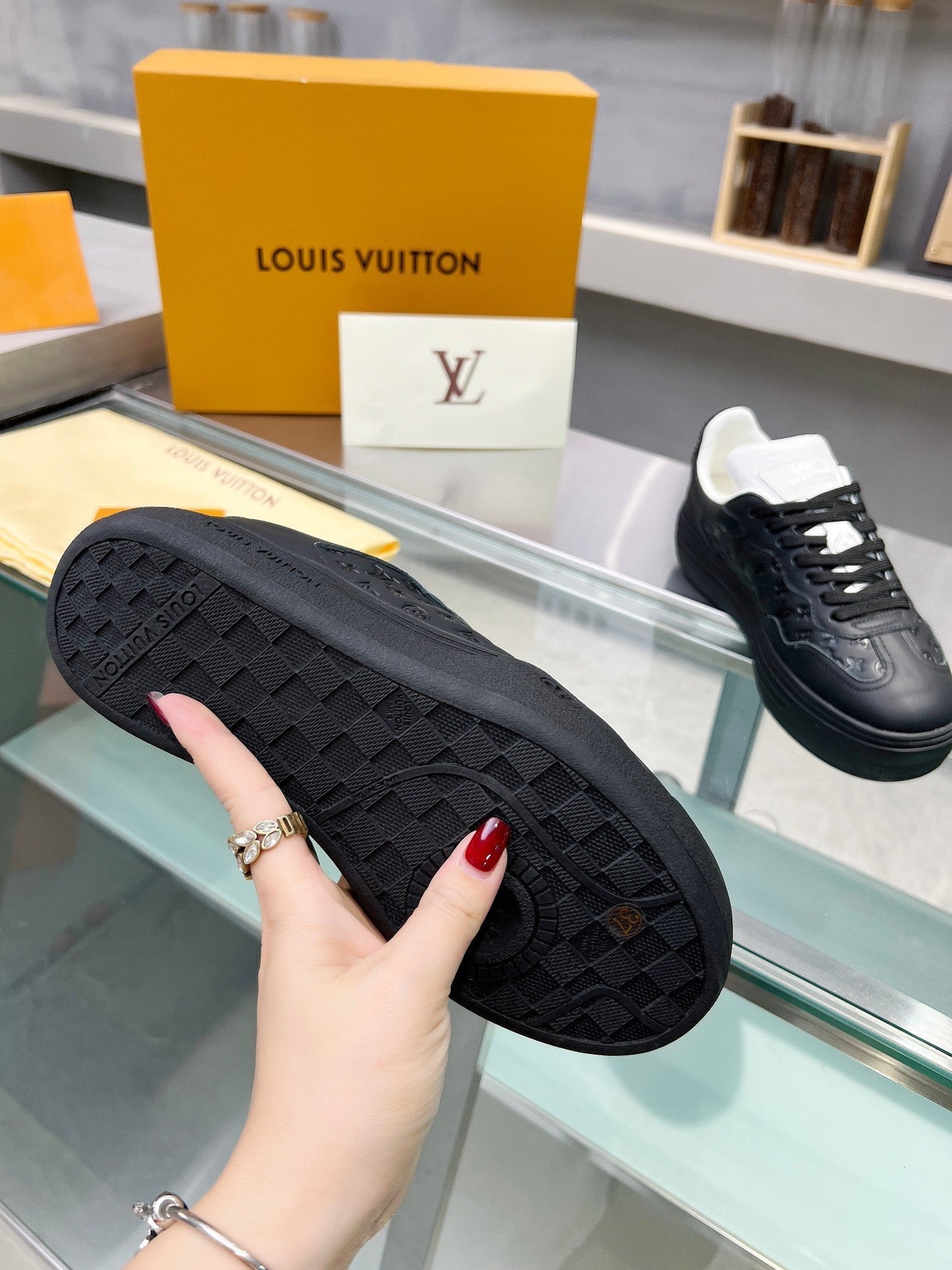LV WOMEN GROOVY PLATFORM IN BLACK EMBOSSED CALFSKIN - 35
