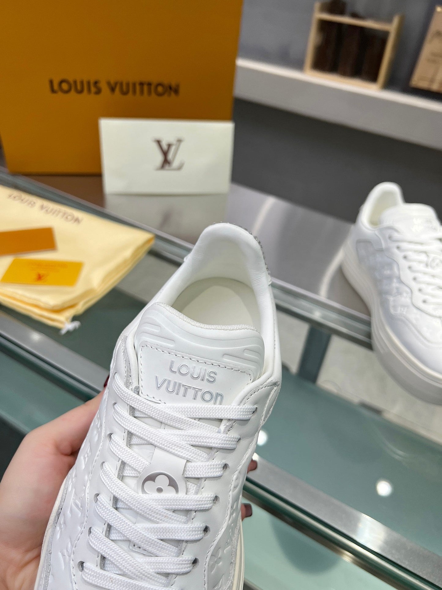 LV WOMEN GROOVY PLATFORM IN WHITE EMBOSSED CALFSKIN - 35