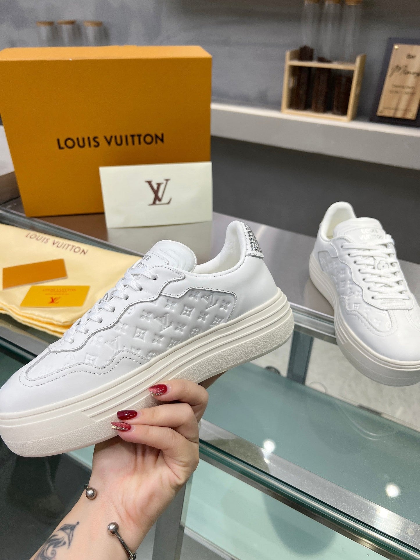 LV WOMEN GROOVY PLATFORM IN WHITE EMBOSSED CALFSKIN - 35