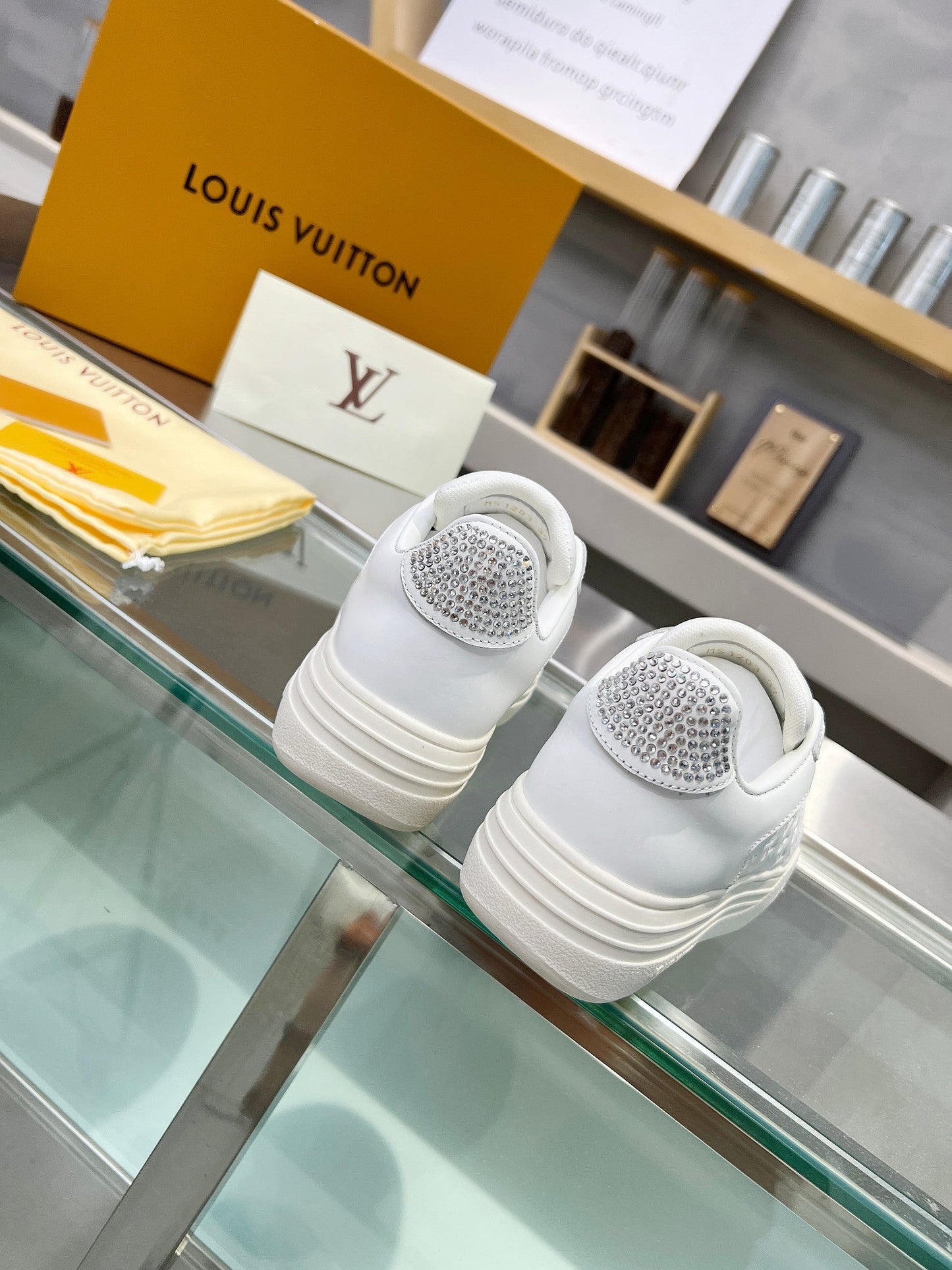 LV WOMEN GROOVY PLATFORM IN WHITE EMBOSSED CALFSKIN - 35