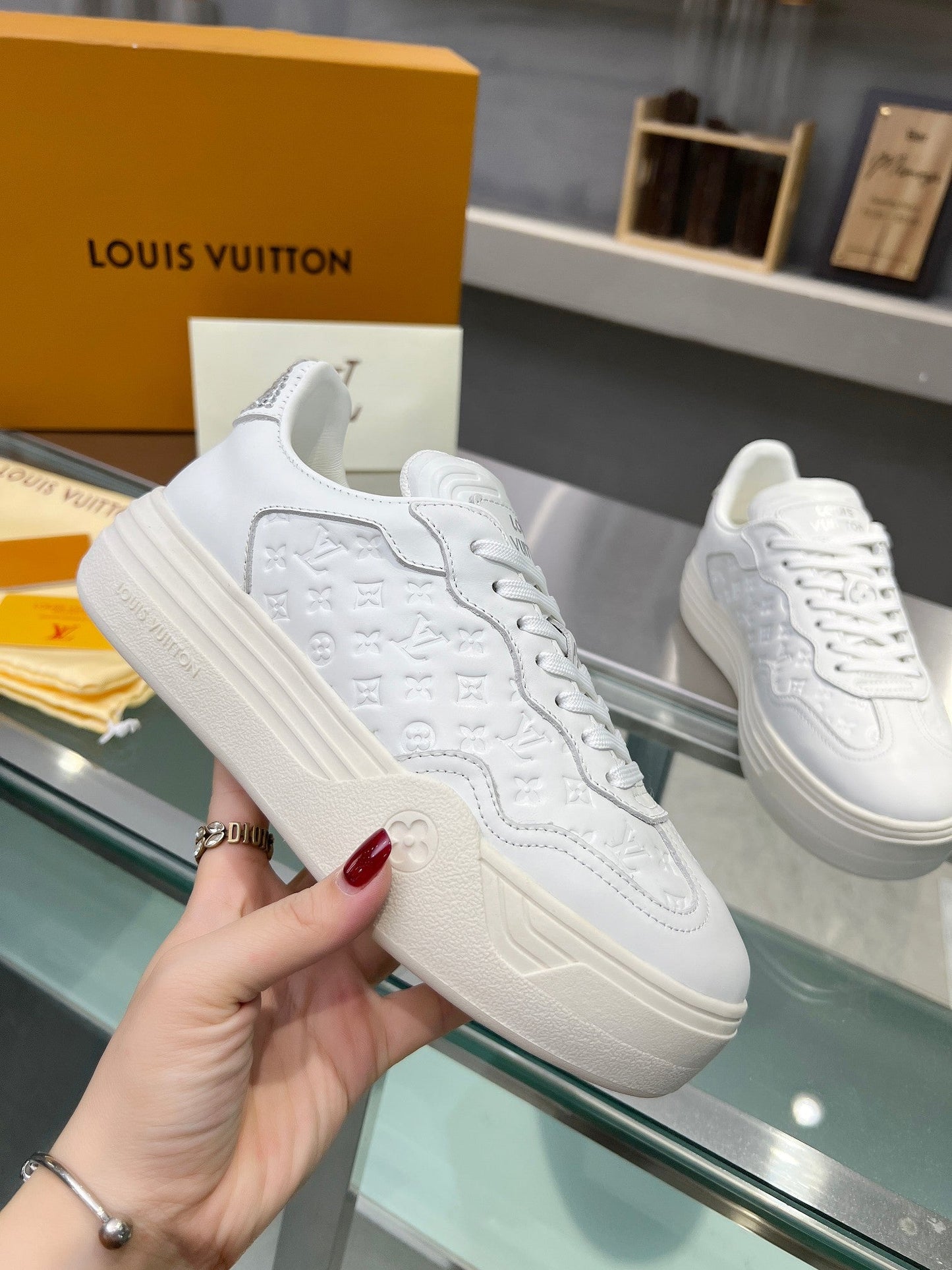 LV WOMEN GROOVY PLATFORM IN WHITE EMBOSSED CALFSKIN - 35