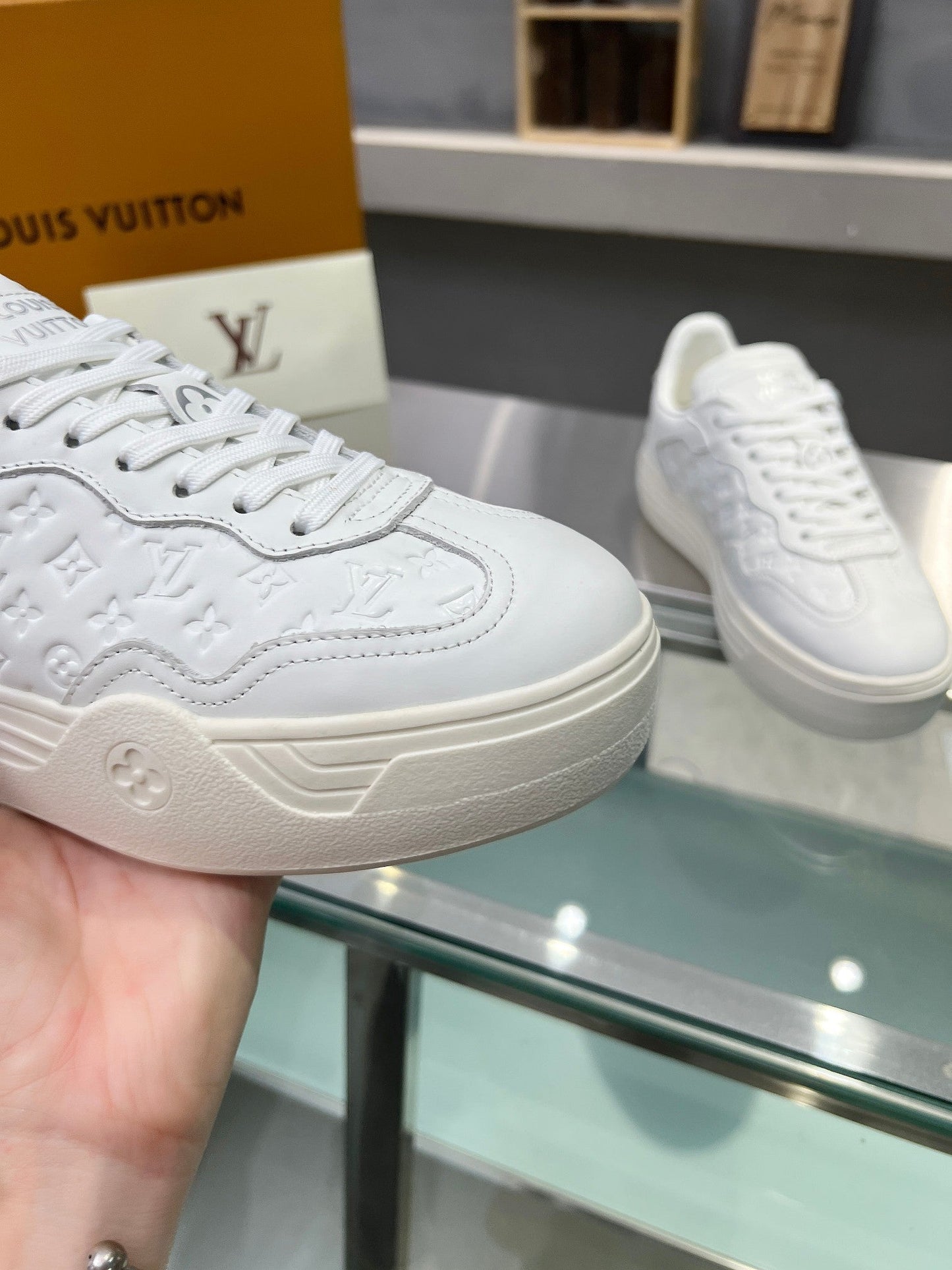 LV WOMEN GROOVY PLATFORM IN WHITE EMBOSSED CALFSKIN - 35