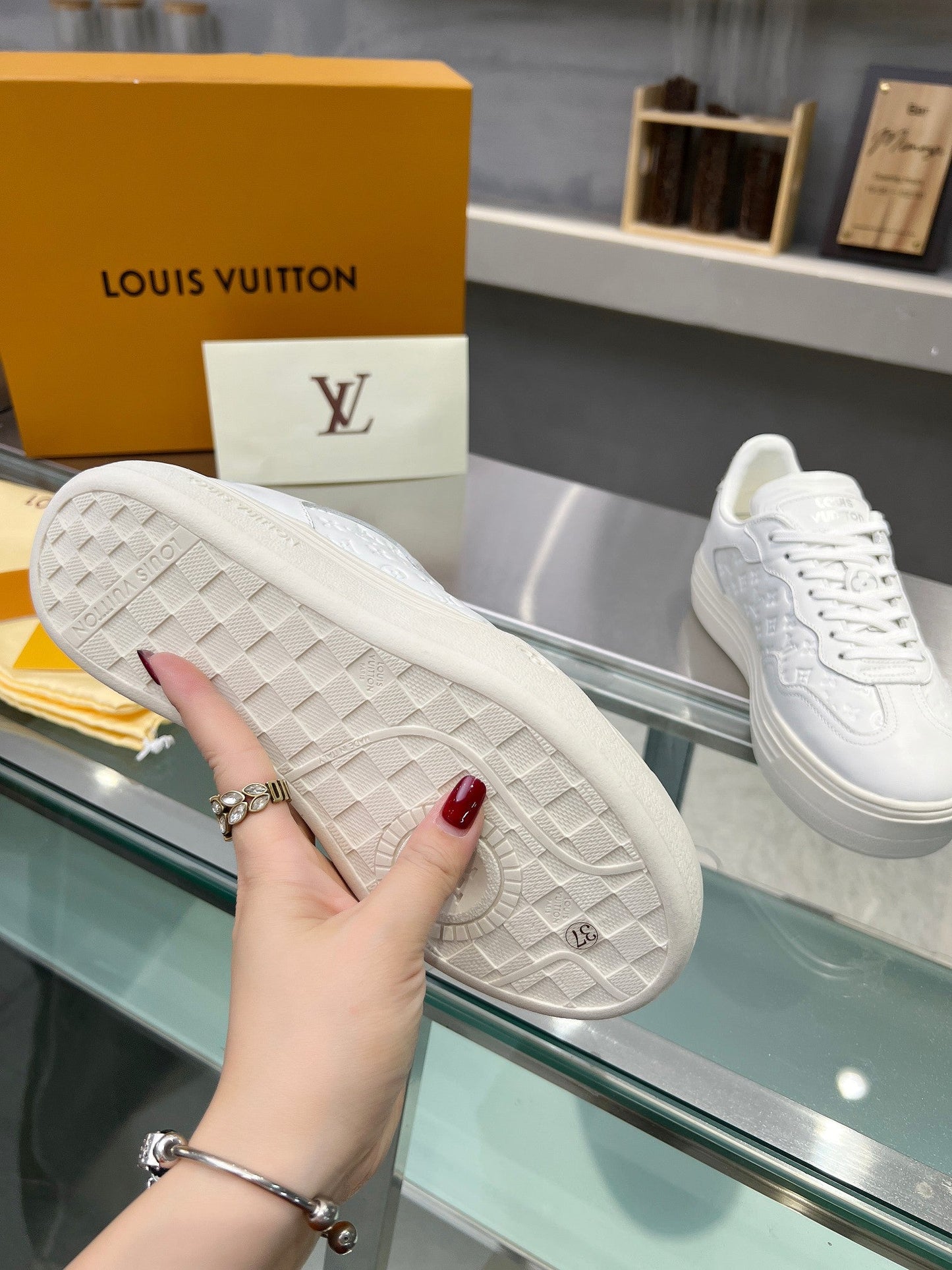LV WOMEN GROOVY PLATFORM IN WHITE EMBOSSED CALFSKIN - 35
