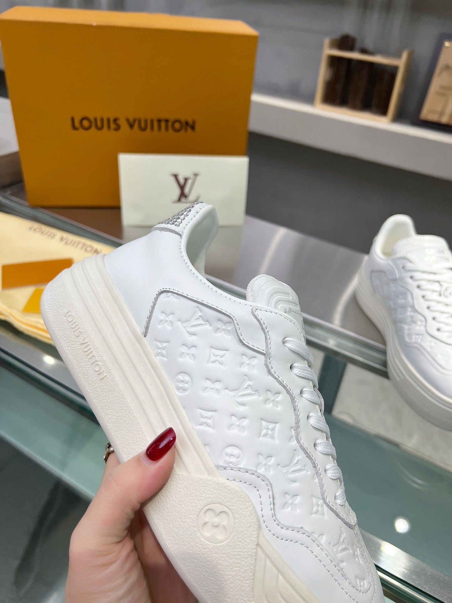 LV WOMEN GROOVY PLATFORM IN WHITE EMBOSSED CALFSKIN - 35