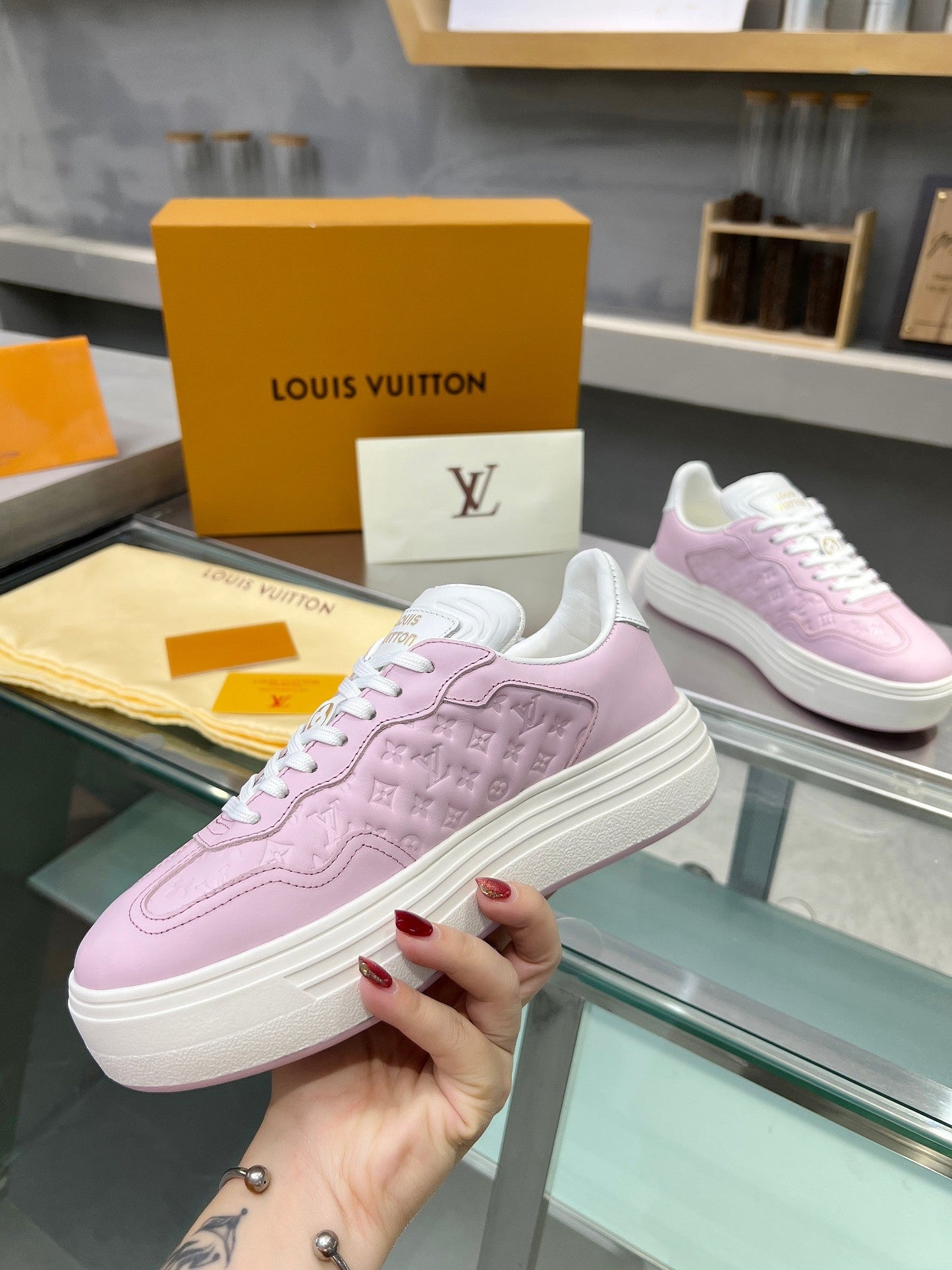 LV WOMEN GROOVY PLATFORM IN LIGHT PINK EMBOSSED CALFSKIN - 35