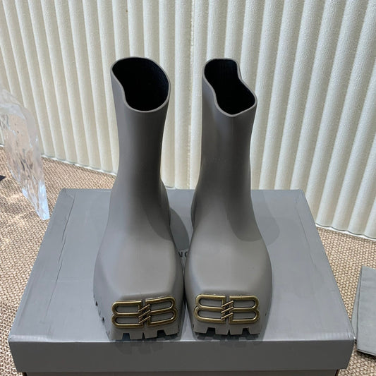 MATTE GRAY SCULPTED RUBBER BOOTS WITH GOLD MONOGRAM - 35