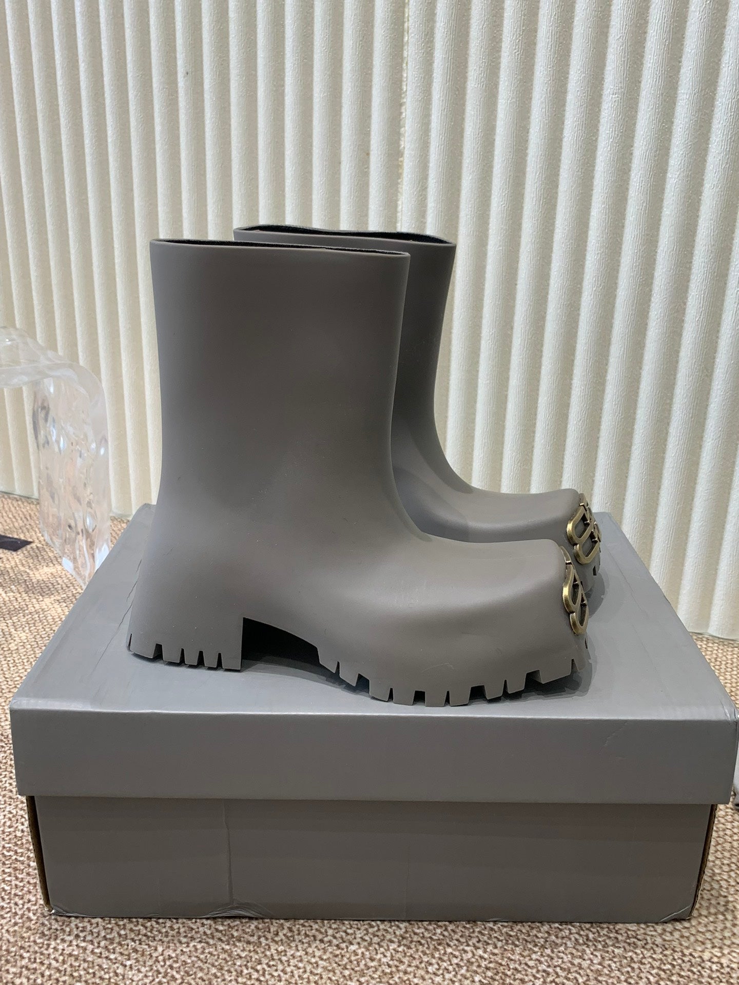 MATTE GRAY SCULPTED RUBBER BOOTS WITH GOLD MONOGRAM - 35