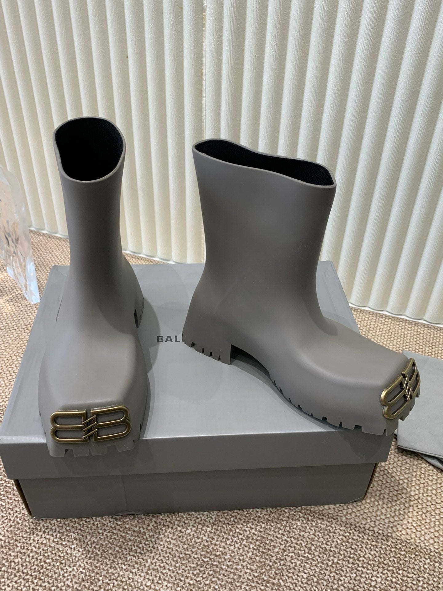 MATTE GRAY SCULPTED RUBBER BOOTS WITH GOLD MONOGRAM - 35