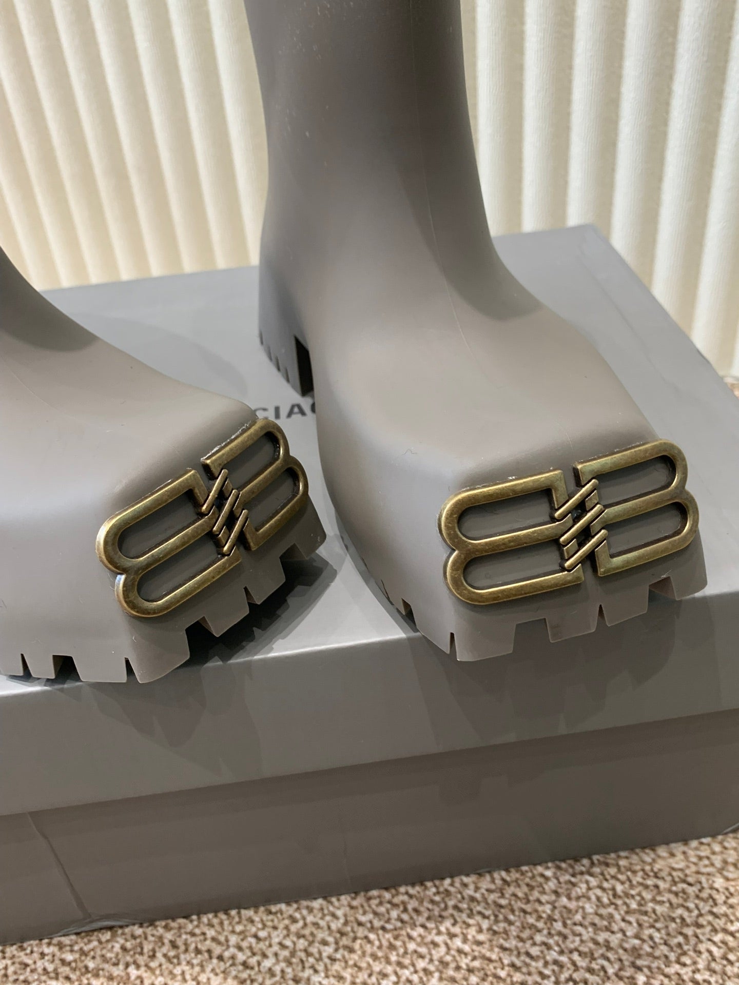 MATTE GRAY SCULPTED RUBBER BOOTS WITH GOLD MONOGRAM - 35