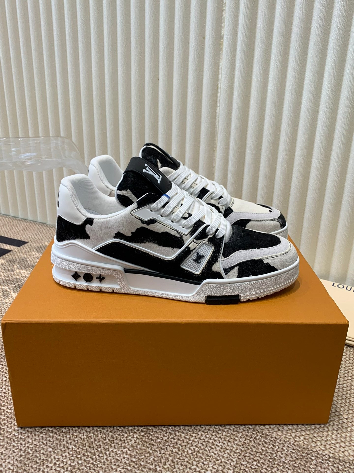 LV TRAINER SNEAKER BLACK MIX WHITE - 35