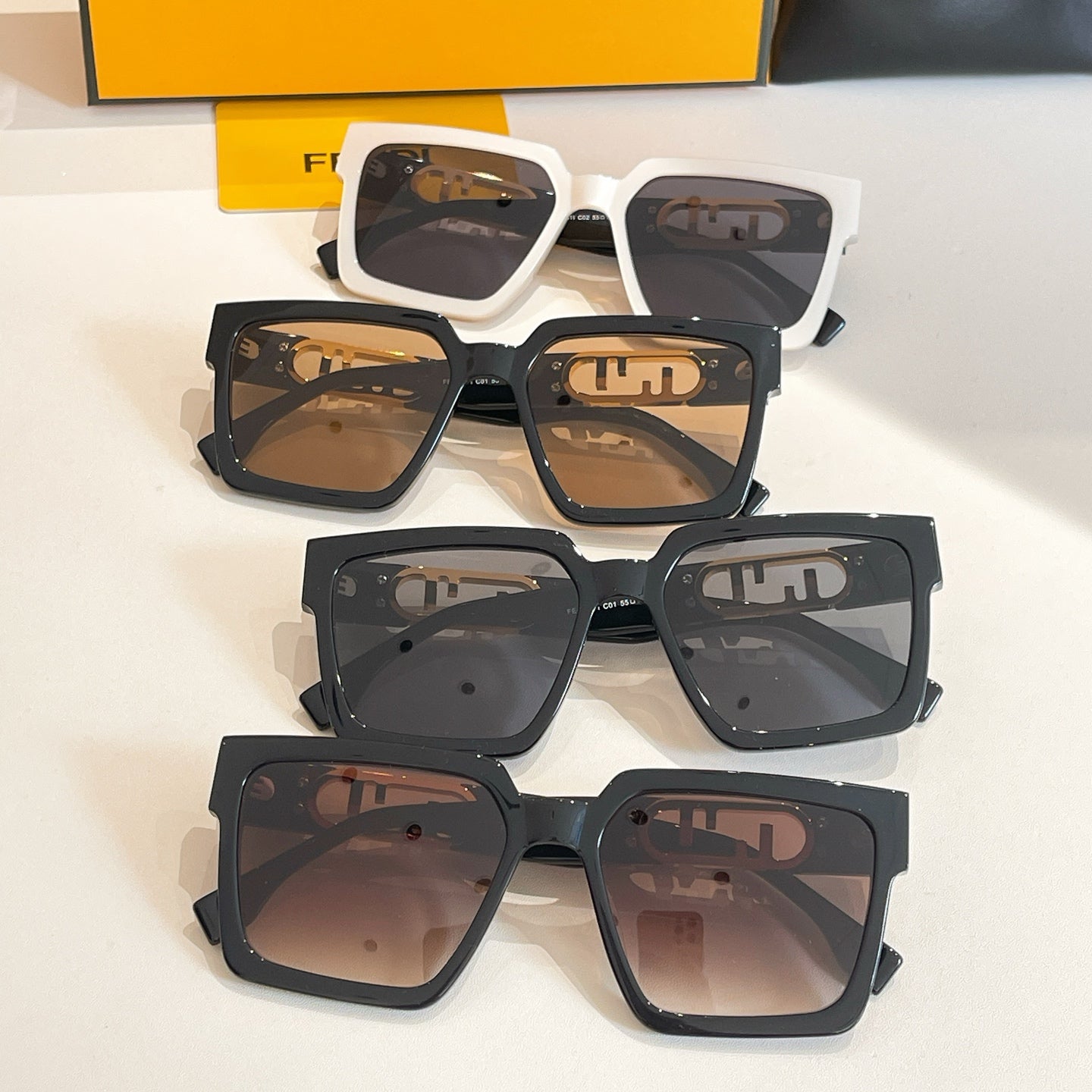 OVERSIZED FF DIAMONDS SQUARE FRAME SUNGLASSES FE40181 IN ACETATE - Dark purple