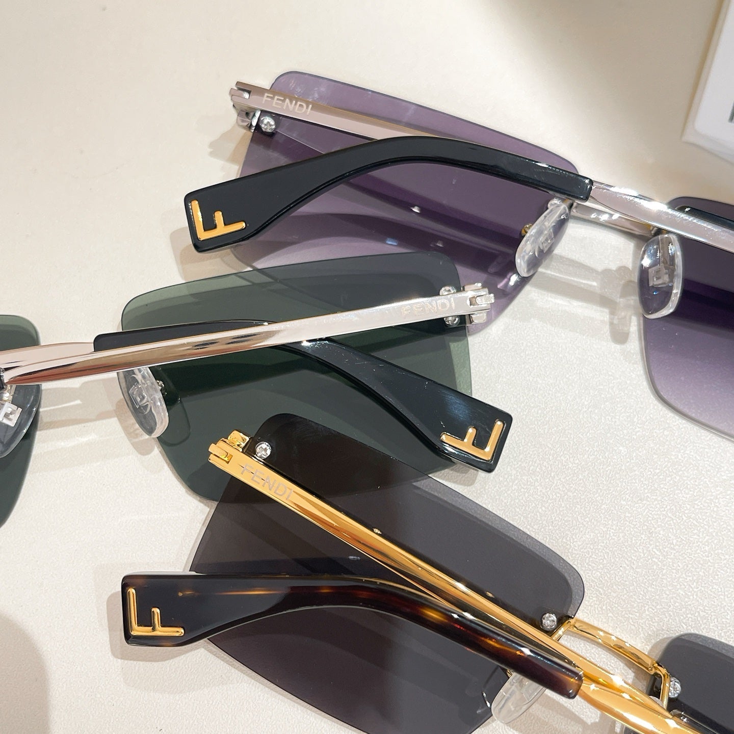 SKY RIMLESS RECTANGULAR FRAME SUNGLASSES FE40165U IN METAL - Black