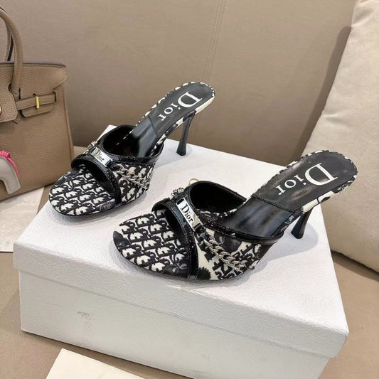 БОСОНІЖКИ DIOR 26S KITTEN HEEL SLIDE НА ПІДБОРАХ 85 ММ З ЧОРНОЇ МОНОГРАМНОЇ КАНВИ З ТЕЛЯЧОЇ ШКІРИ ТА ЛАНЦЮЖКОМ