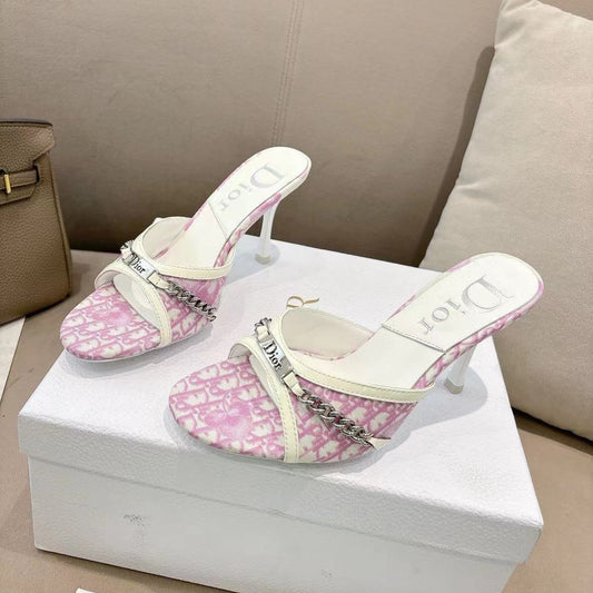 БОСОНІЖКИ DIOR 26S KITTEN HEEL НА ПІДБОРАХ 85 ММ З РОЖЕВОГО ПОЛОТНА З МОНОГРАМОЮ, ТЕЛЯЧОЇ ШКІРИ ТА РЕМІНЦЕМ-ЛАНЦЮЖКОМ