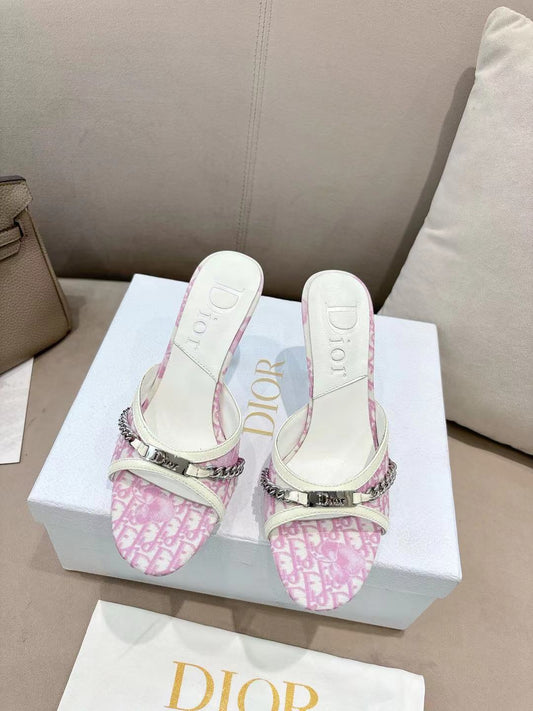 БОСОНІЖКИ DIOR 26S KITTEN HEEL НА ПІДБОРАХ 85 ММ З РОЖЕВОГО ПОЛОТНА З МОНОГРАМОЮ, ТЕЛЯЧОЇ ШКІРИ ТА РЕМІНЦЕМ-ЛАНЦЮЖКОМ