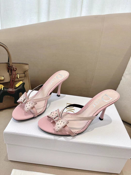 БОСОНІЖКИ DIOR 26S KITTEN HEEL 85 ММ З РОЖЕВОЇ ТЕЛЯЧОЇ ШКІРИ З БАНТОМ ТА ШИПАМИ