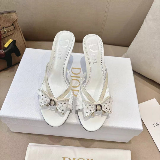DIOR 26S БОСОНІЖКИ НА КАБЛУКУ «KITTEN HEEL» 85 ММ З БІЛОЇ ТЕЛЯЧОЇ ШКІРИ З БАНТОМ ТА ЗАКЛЕПКАМИ