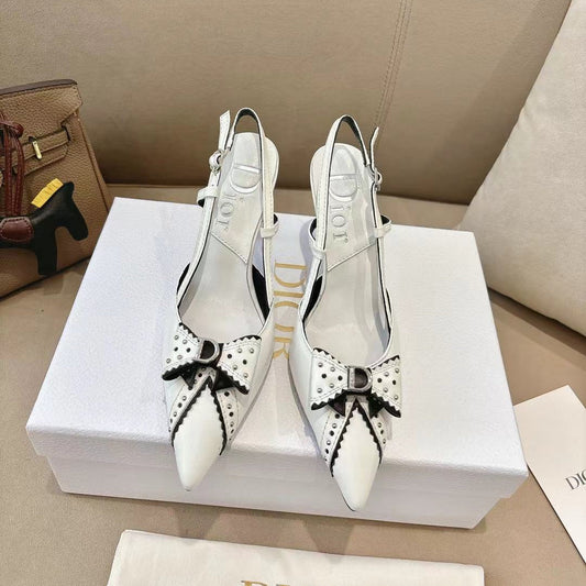 Туфлі-слінгбеки DIOR 26S KITTEN HEEL 85 мм з білої телячої шкіри з ремінцем-бантом, прикрашеним заклепками