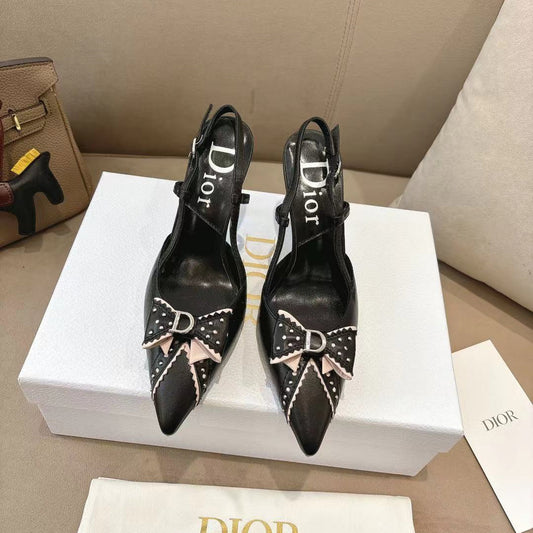 БОСОНІЖКИ DIOR 26S KITTEN HEEL 85 ММ З ЧОРНОЇ ТЕЛЯЧОЇ ШКІРИ З РЕМІНЦЕМ-БАНТОМ, ДЕКОРОВАНИМ ЗАКЛЕПКАМИ
