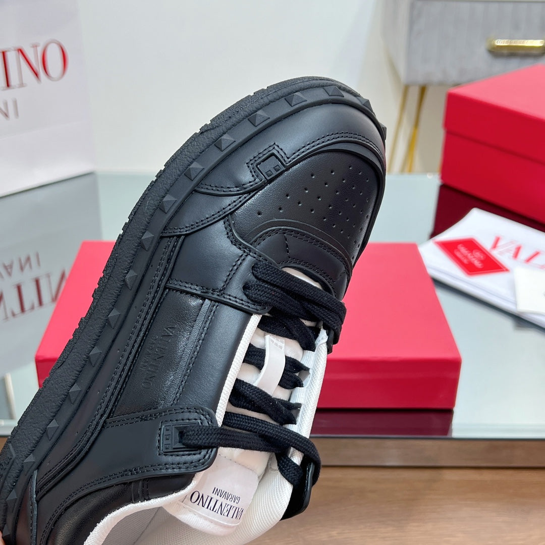 VALENTINO 25S GARAVANI FREEDOTS SNEAKERS IN BLACK LAMBSKIN - 35