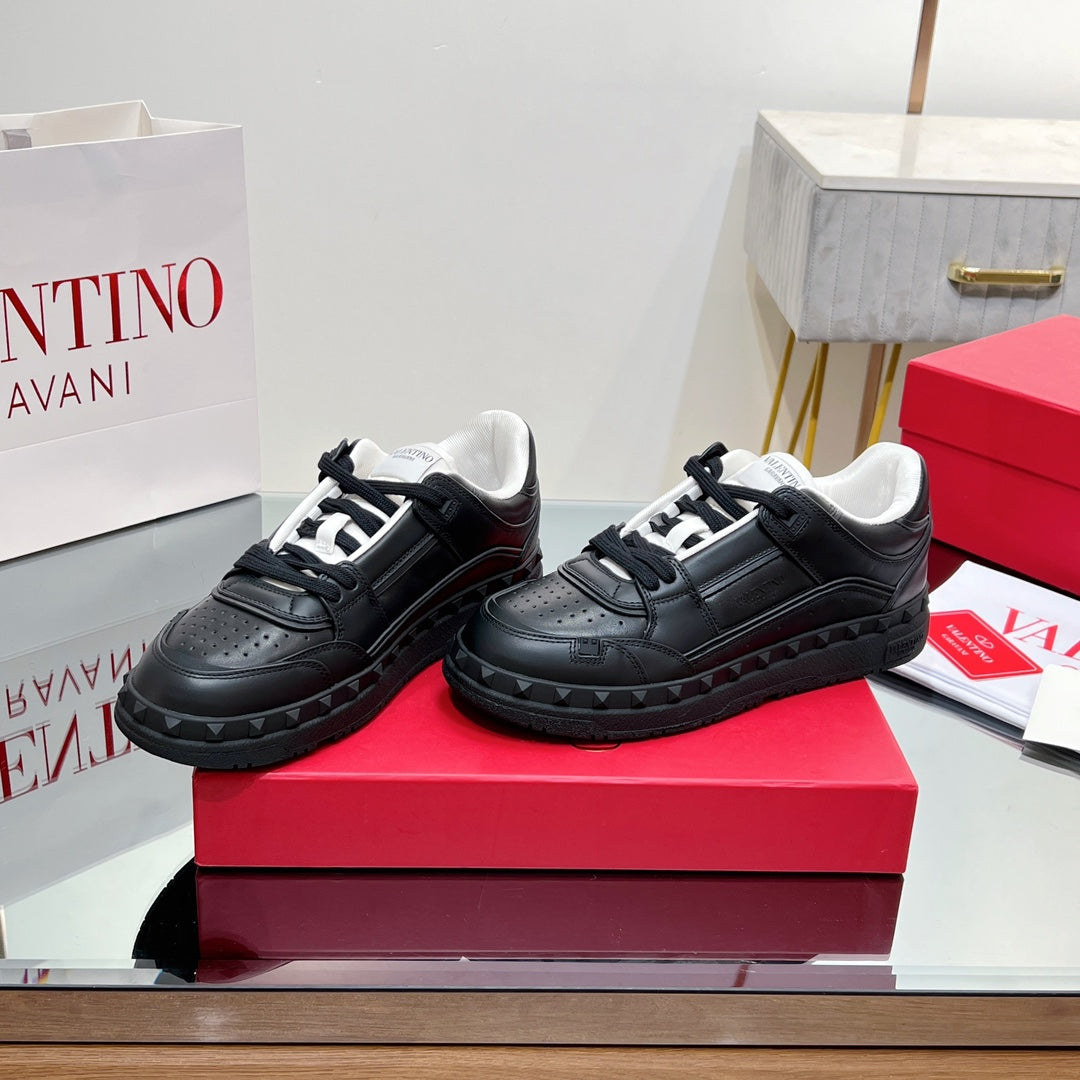 VALENTINO 25S GARAVANI FREEDOTS SNEAKERS IN BLACK LAMBSKIN - 35