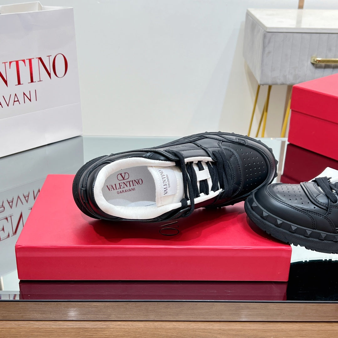 VALENTINO 25S GARAVANI FREEDOTS SNEAKERS IN BLACK LAMBSKIN - 35