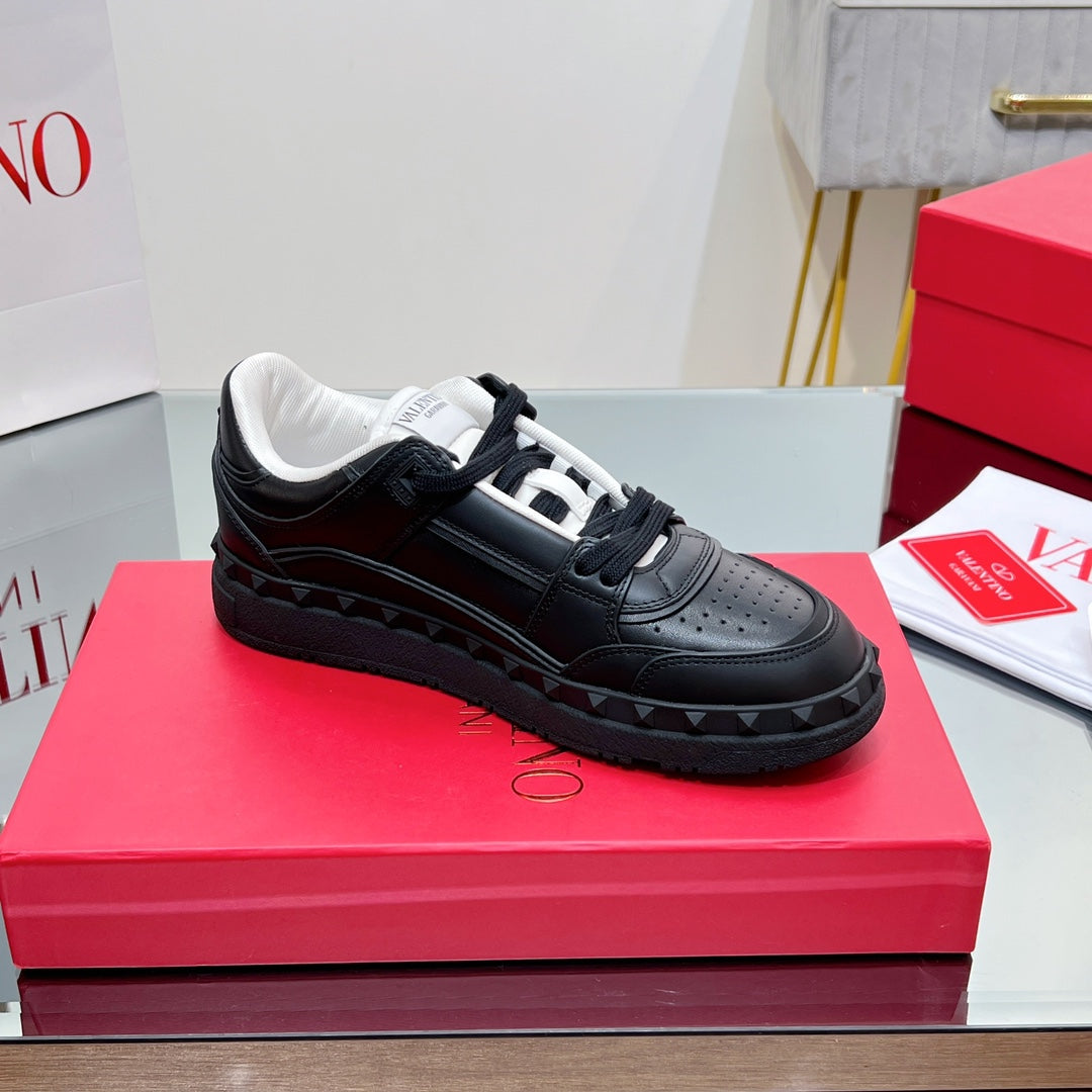 VALENTINO 25S GARAVANI FREEDOTS SNEAKERS IN BLACK LAMBSKIN - 35