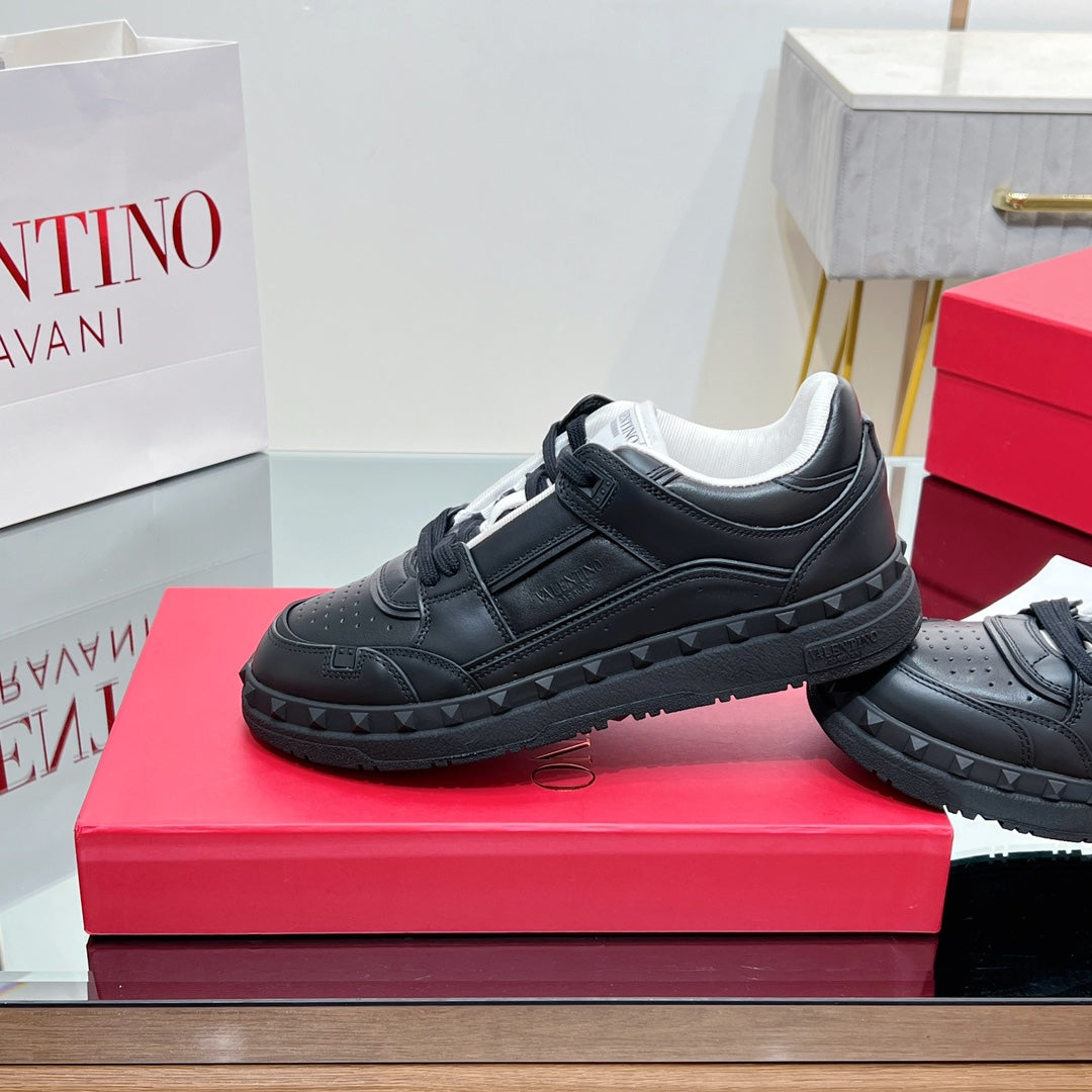 VALENTINO 25S GARAVANI FREEDOTS SNEAKERS IN BLACK LAMBSKIN - 35