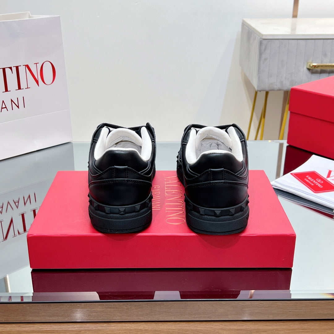 VALENTINO 25S GARAVANI FREEDOTS SNEAKERS IN BLACK LAMBSKIN - 35