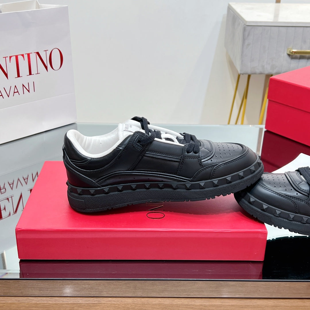 VALENTINO 25S GARAVANI FREEDOTS SNEAKERS IN BLACK LAMBSKIN - 35