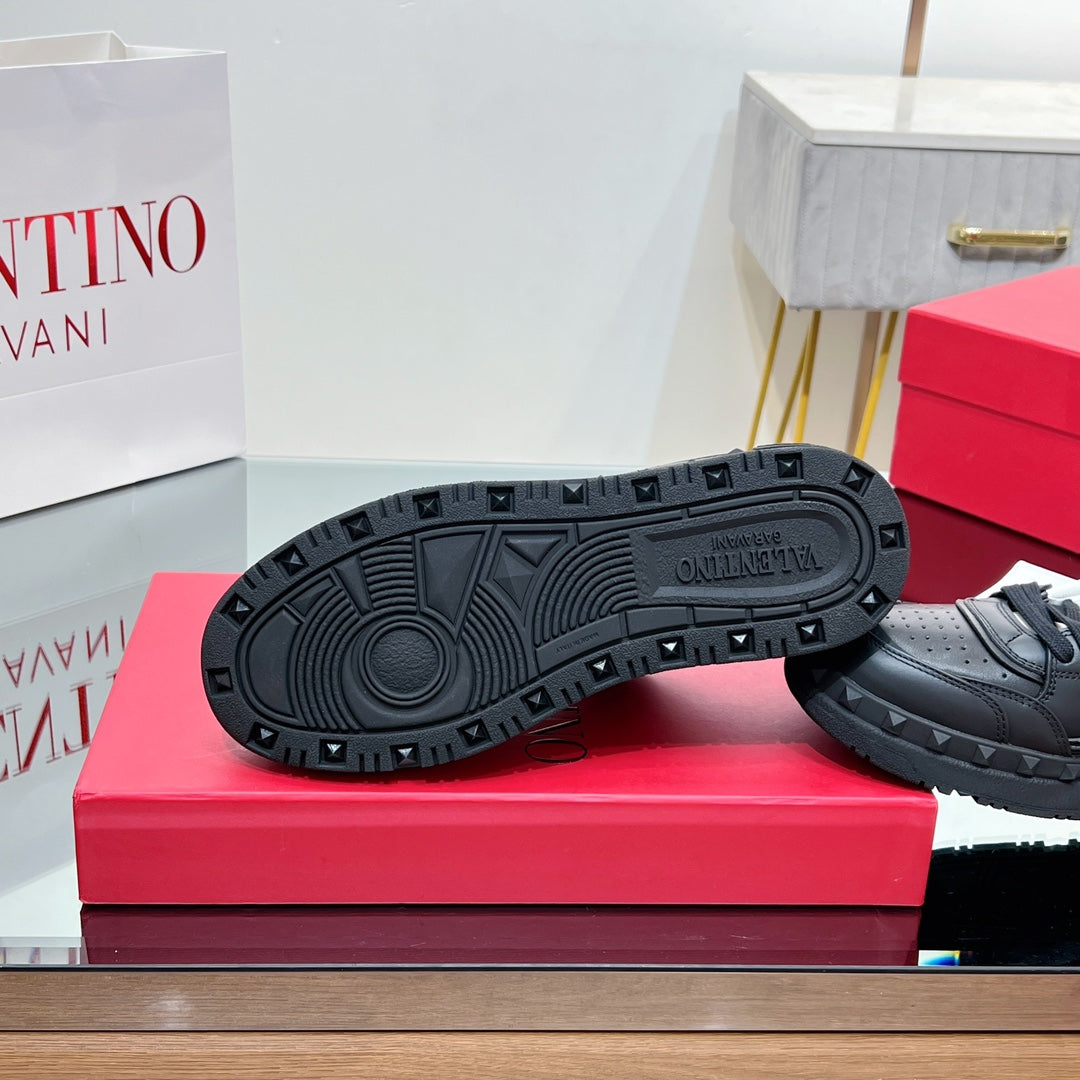 VALENTINO 25S GARAVANI FREEDOTS SNEAKERS IN BLACK LAMBSKIN - 35
