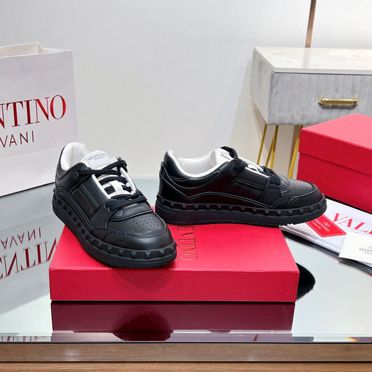 VALENTINO 25S GARAVANI FREEDOTS SNEAKERS IN BLACK LAMBSKIN - 35