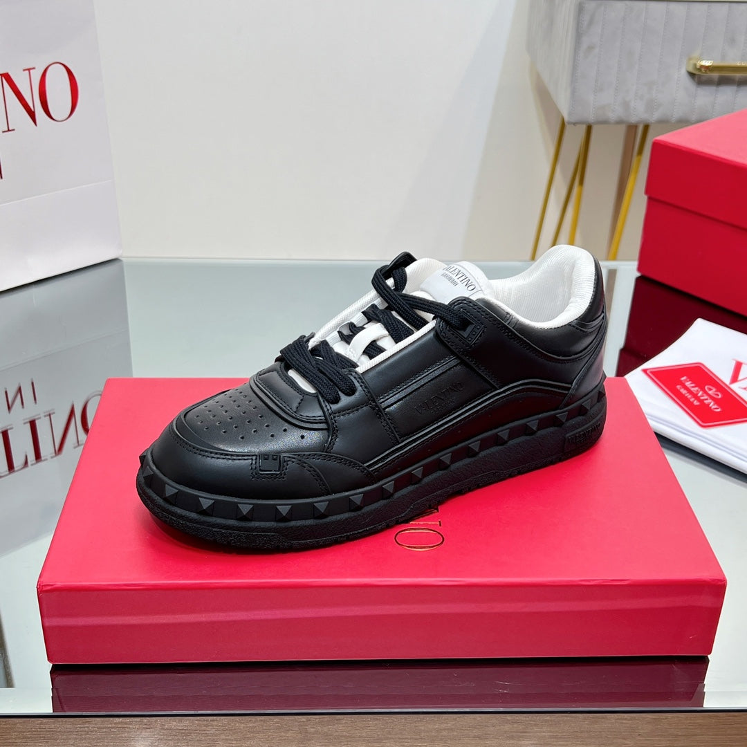 VALENTINO 25S GARAVANI FREEDOTS SNEAKERS IN BLACK LAMBSKIN - 35